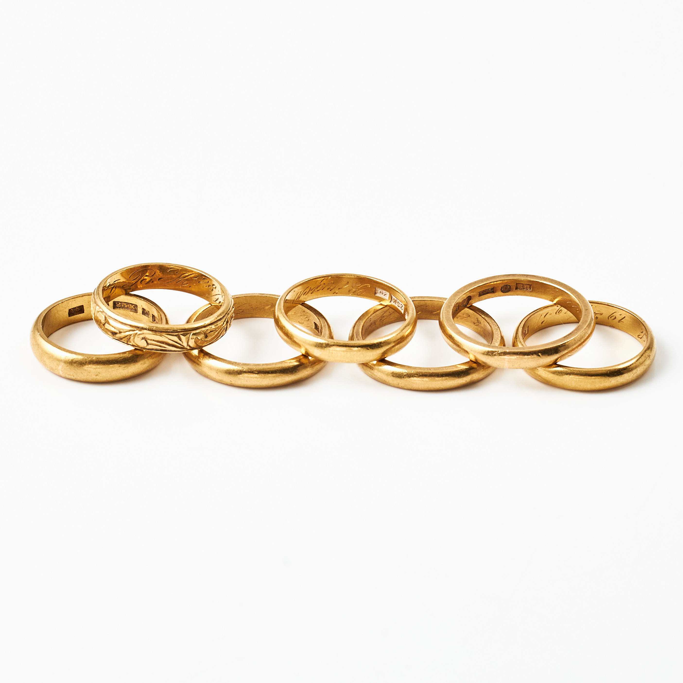 VIGSELRINGAR, 7 st., 23 k guld, släta modeller varav en med dekor av.