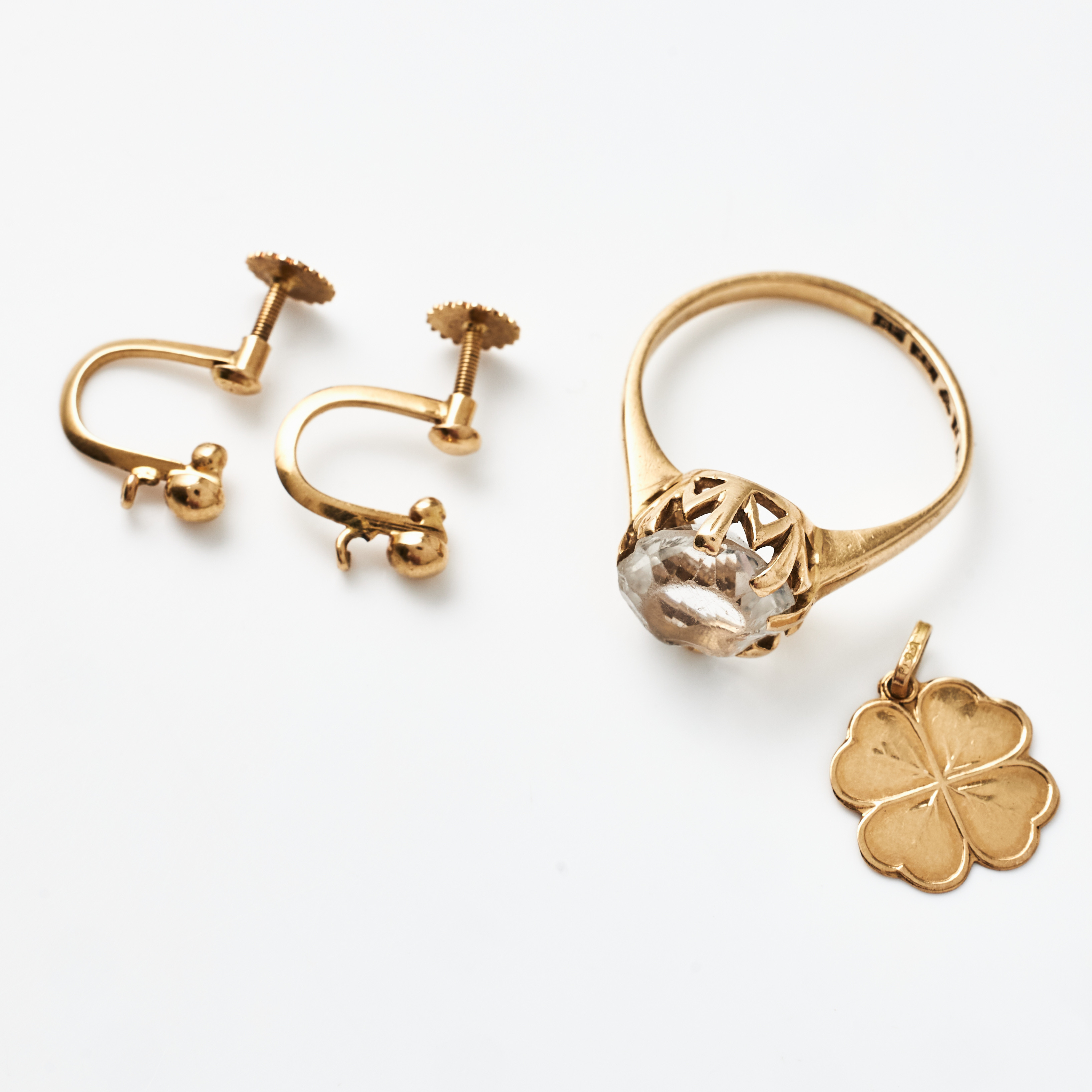 RING, fasettslipad syntetisk vit sten, Guldateljen Eriksson och Grönholm AB, Uppsala 1962, SKRUVSYSTEM (för örhängen), BERLOCK, 18 k guld, i form av fyrklöver.