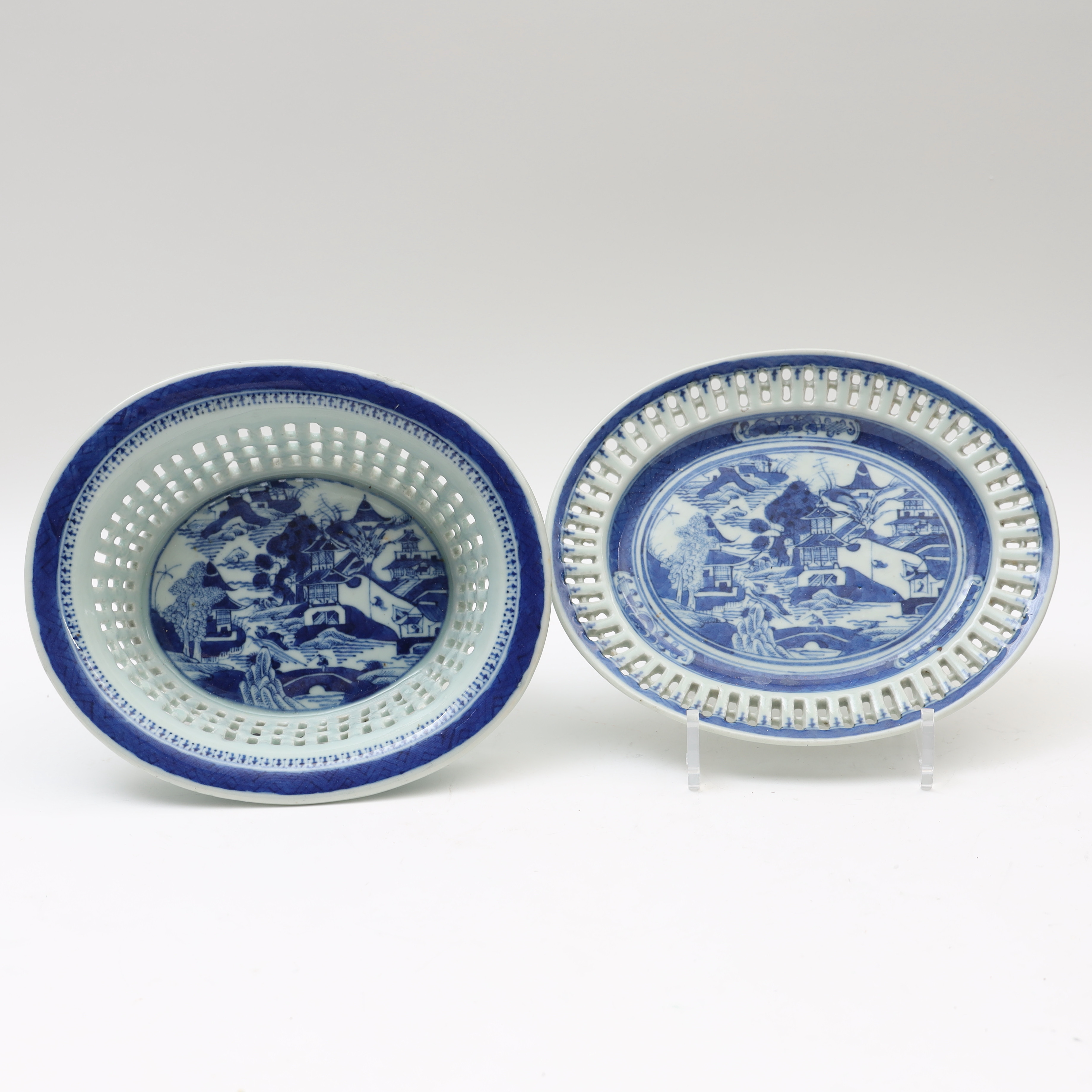 GALLERSKÅL, Kina, 1800-tal, underglasyr blå landskapsdekor.