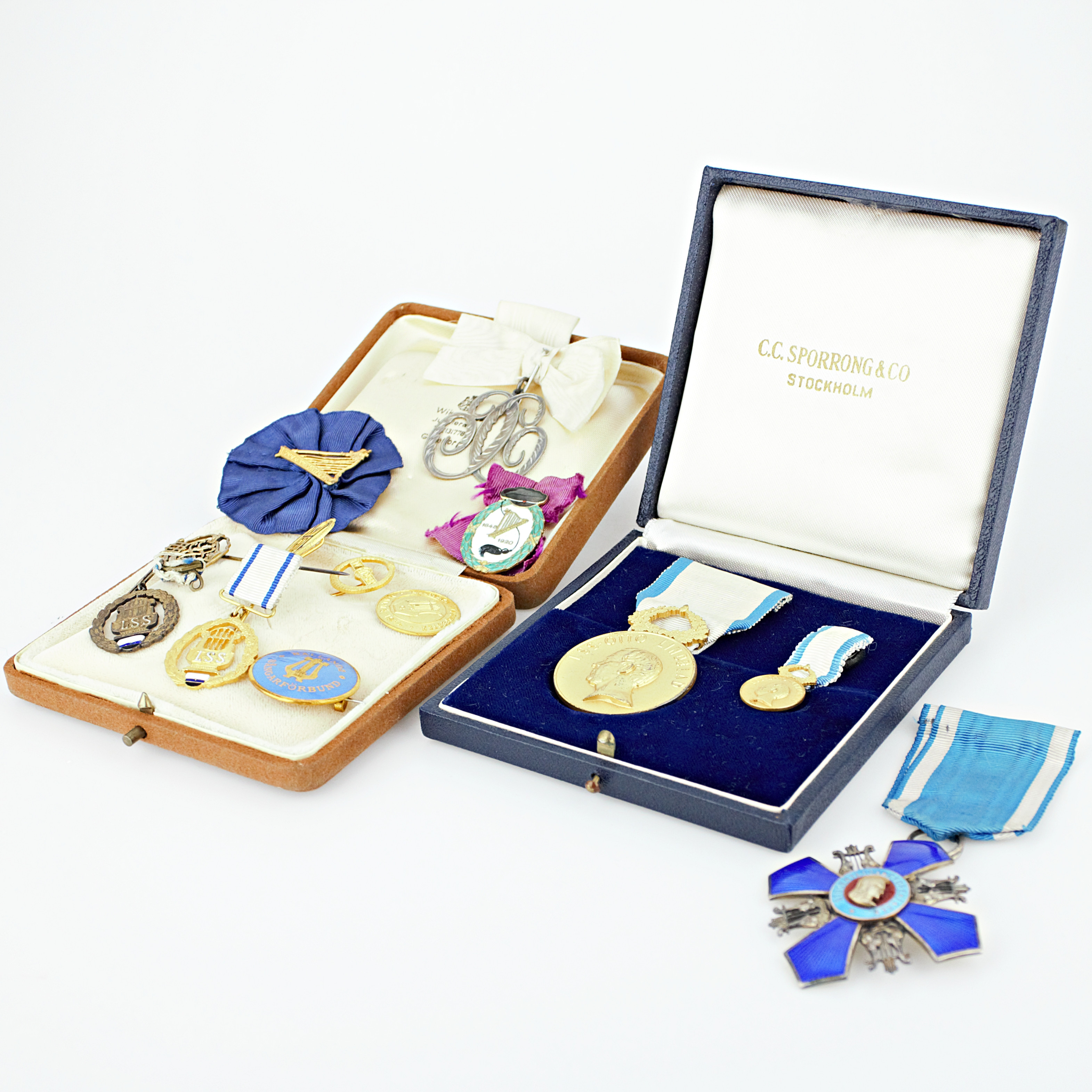 ORDNAR, PINS, och MEDALJER, 13 st. Hallands Sångförbund, Lunds Studentsångförening, m.fl. metall och silver, tidigt 1900-tal.