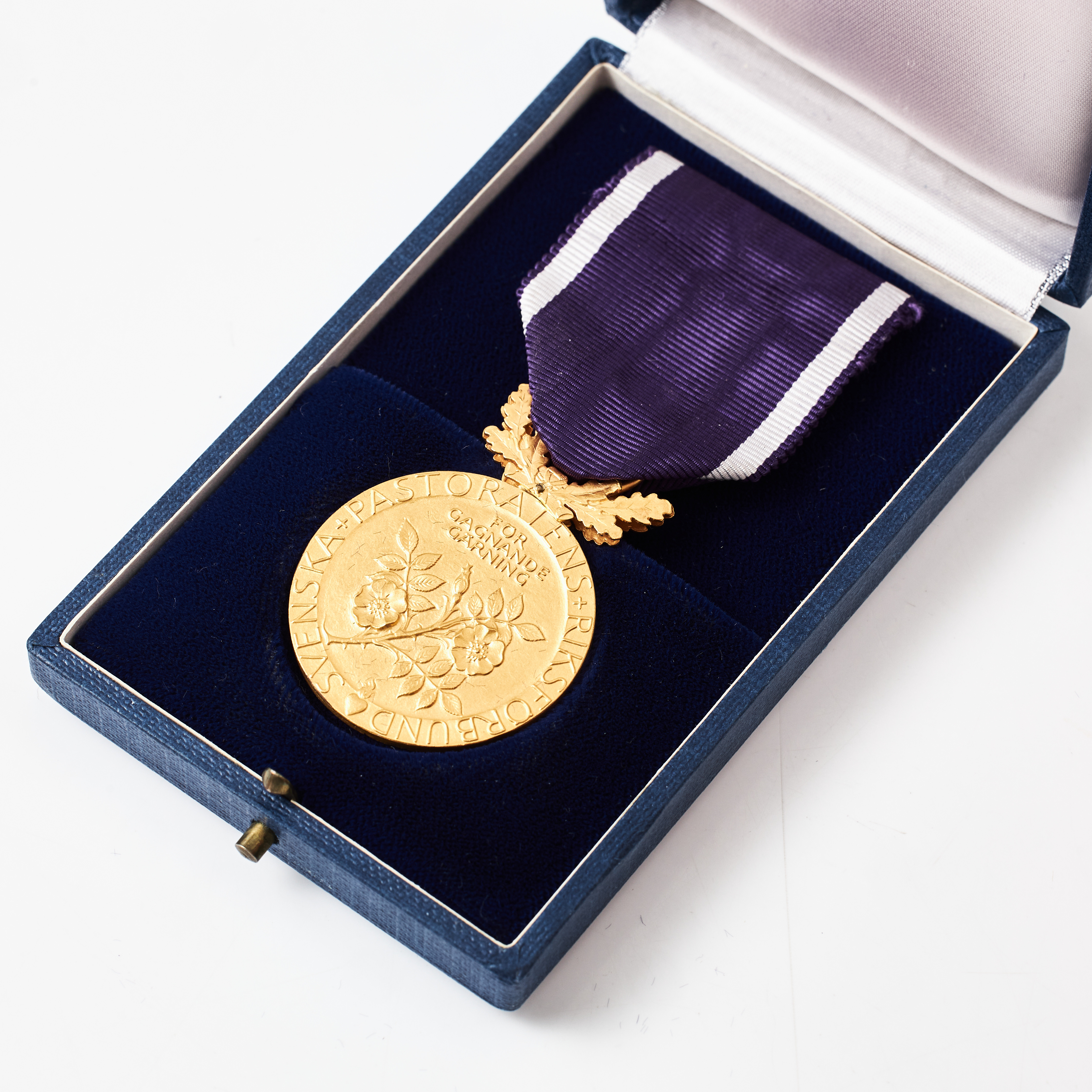 MEDALJ, 23 k guld, "För gagnande gärning", motiv med en kyrkobyggnad och träd, utgiven av Svenska Pastoratens Riksförbund, 1968.