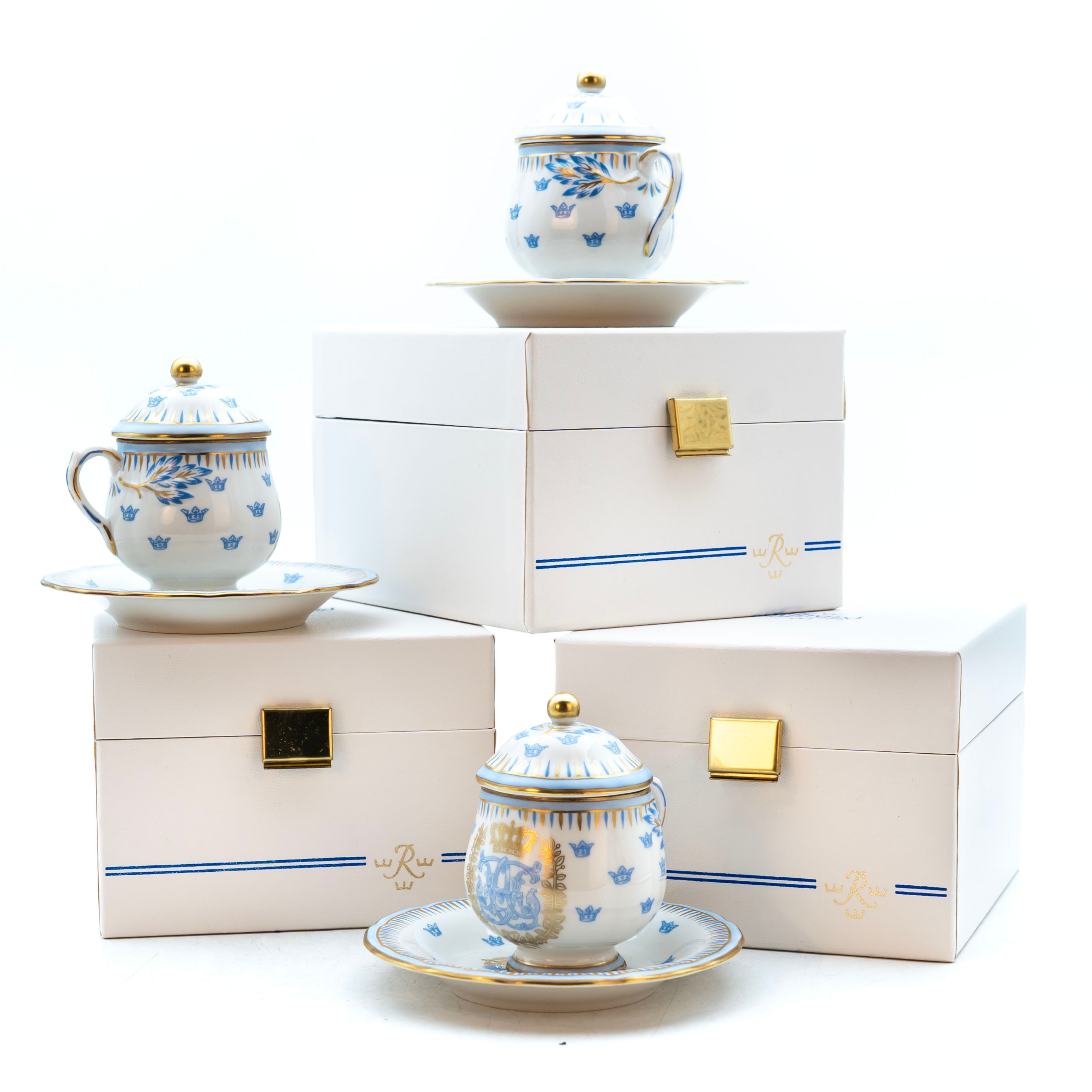 RÖRSTRAND. Cremekoppar med fat, Porslin, 1900-tal, 3 stycken.