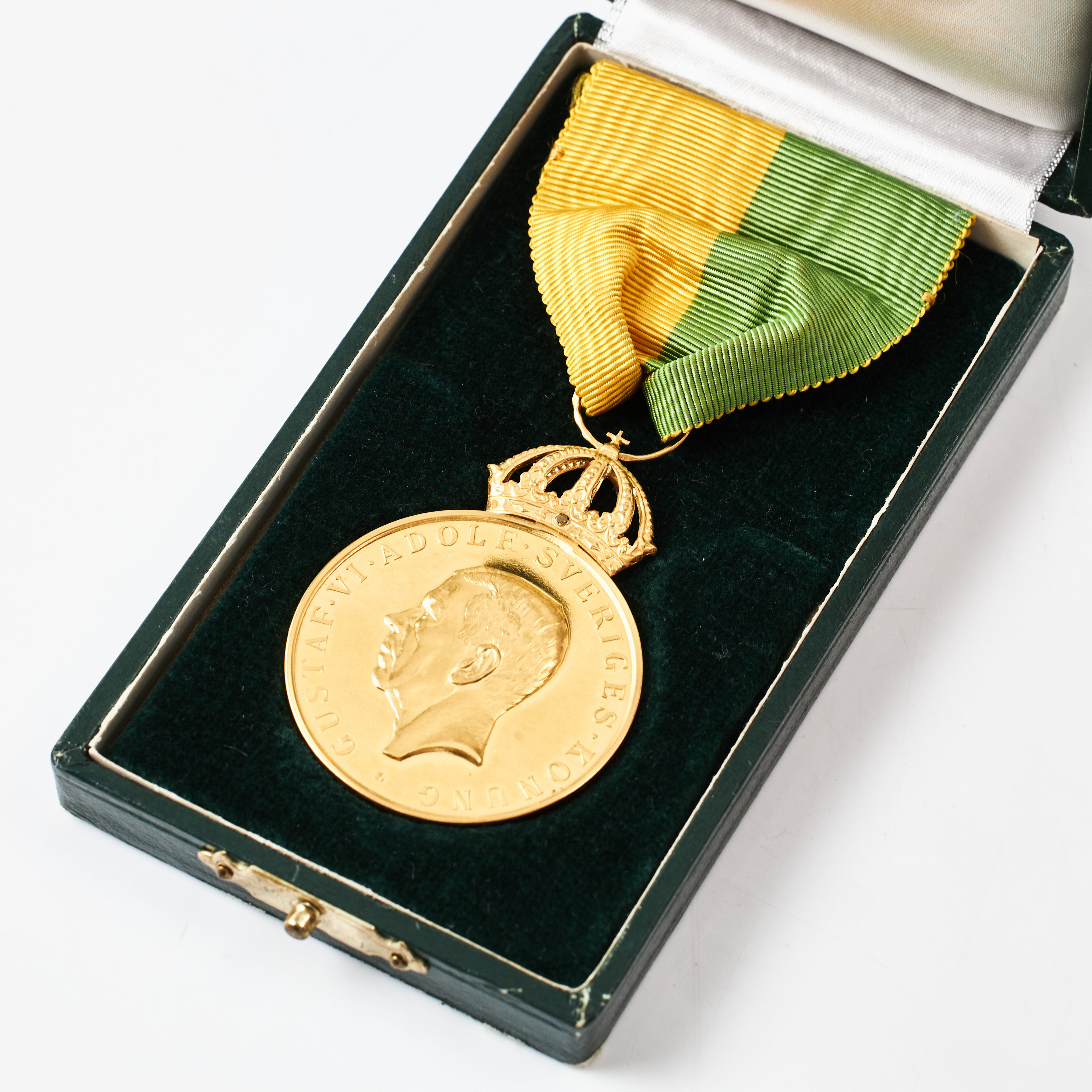 MEDALJ, 23 k guld med krona i 18 k guld, "För långvarig trogen tjänst", Gustaf VI Adolf, Af Kungl.Patriotiska Sällskapet, 1957.