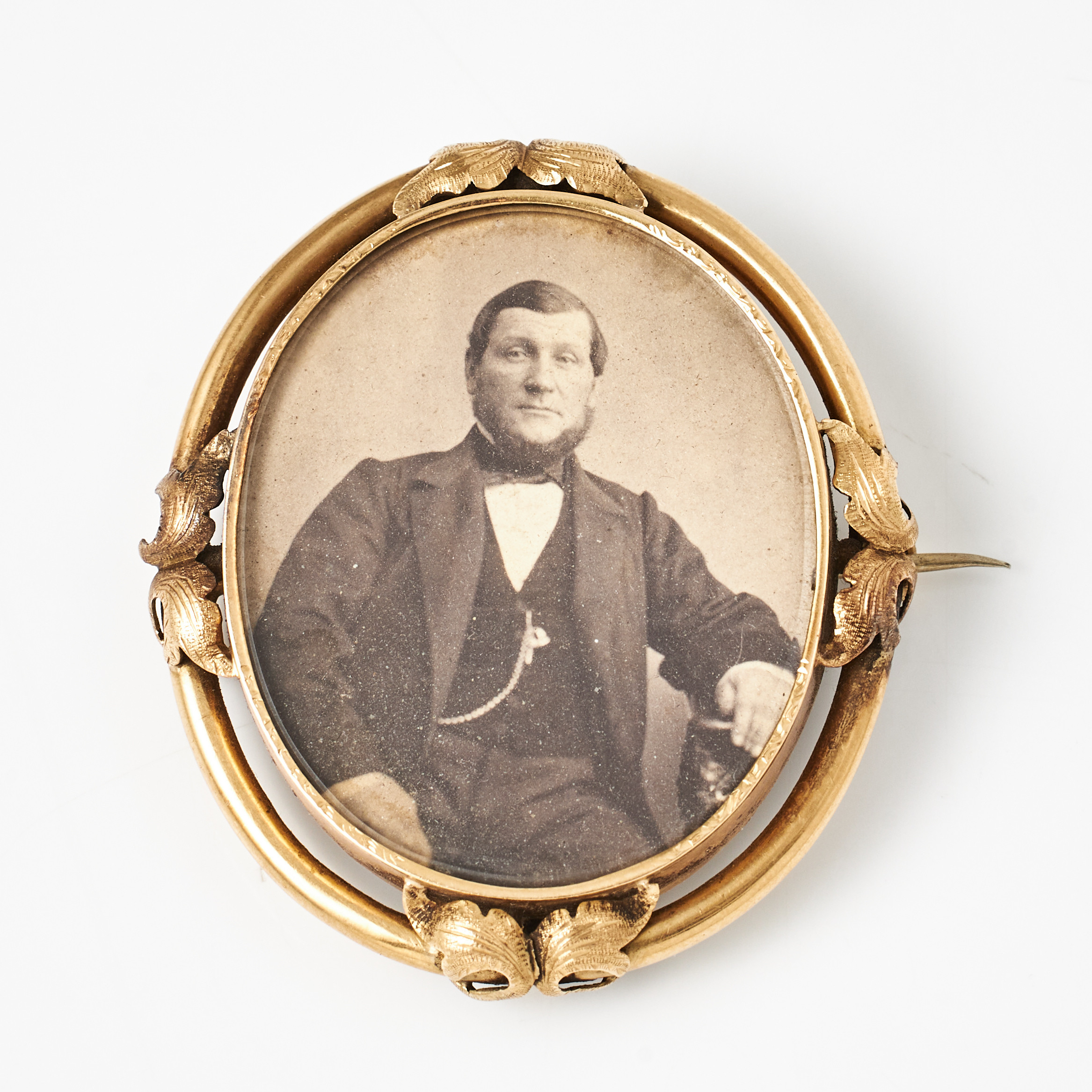 BROSCH/MEDALJONG, 18 k guld, ram med dekordelar föreställande akantusslingor, otydliga svenska stämplar, stadsstämpel saknas, 1862.