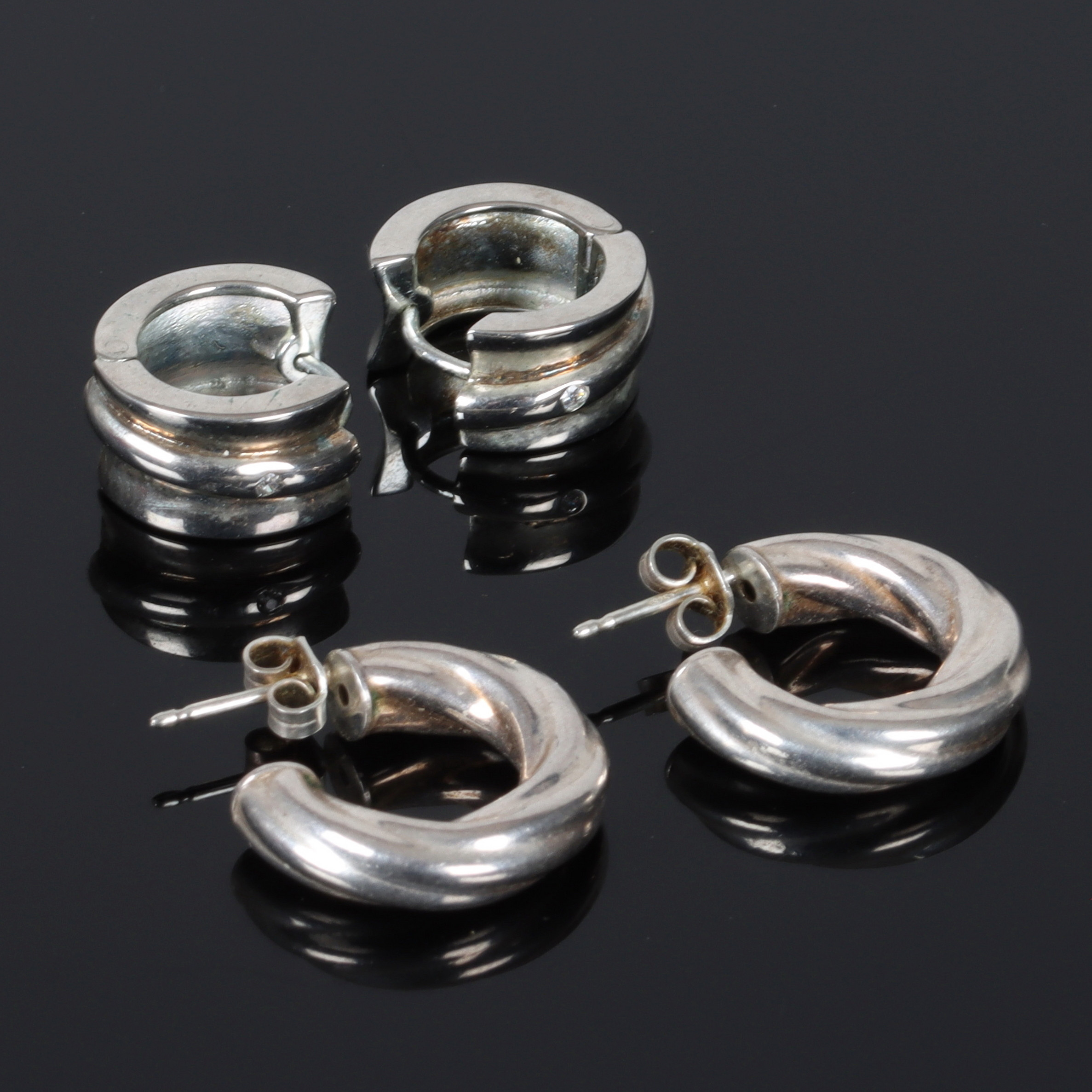 ÖRHÄNGEN, 2 par, sterlingsilver, creoler, Italien, 1900-tal.