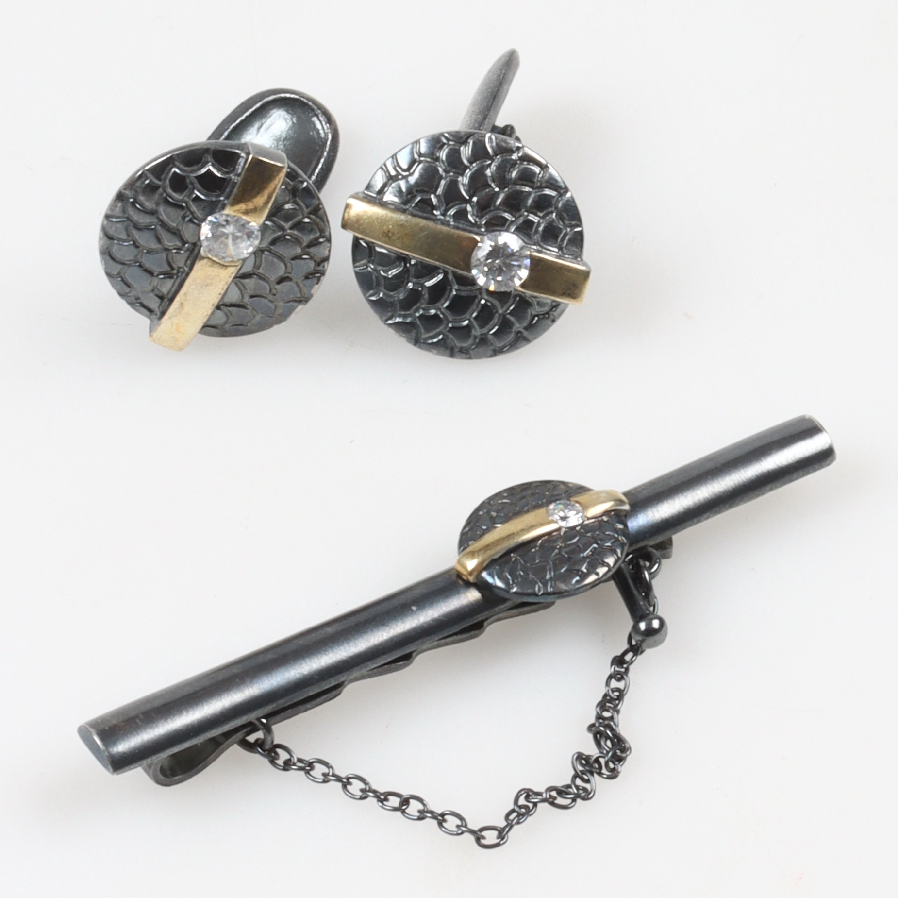 MANSCHETTKNAPPAR, ett par, och SLIPSNÅL, oxiderad sterlingsilver, med vita stenar, Handels AB IPO Sundsvall, 1900-tal.