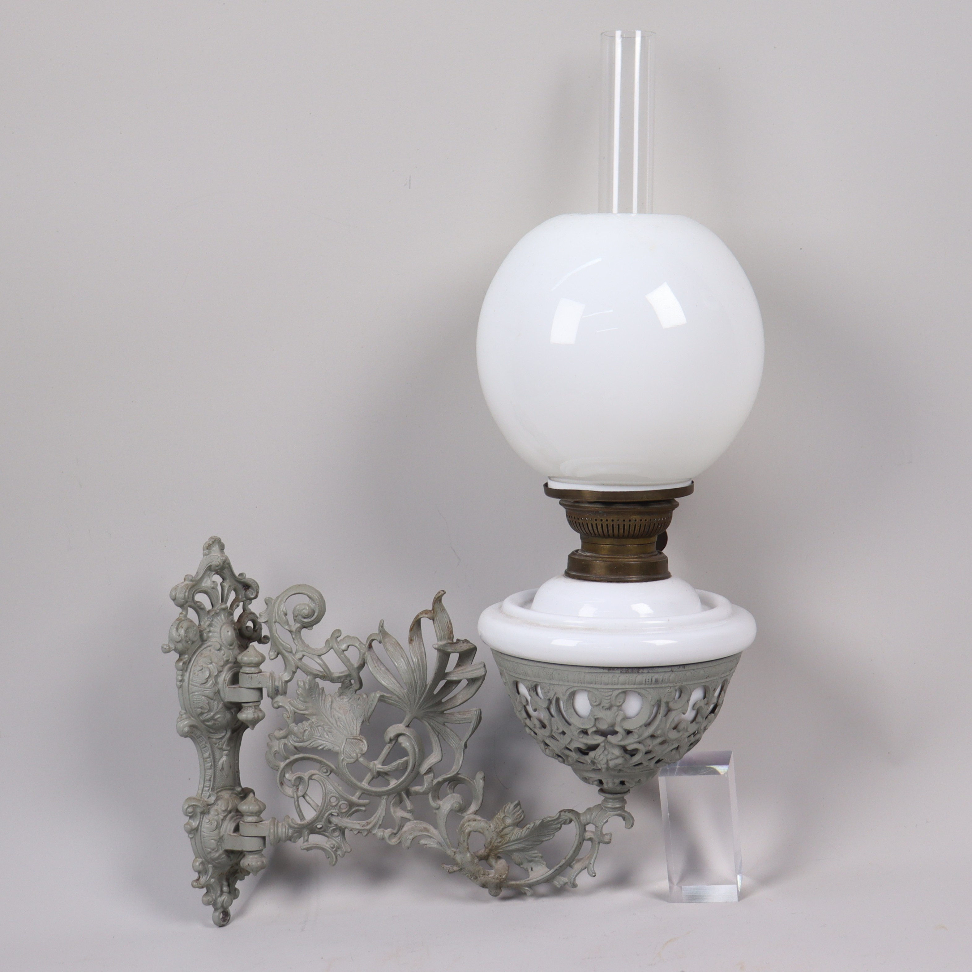 FOTOGENVÄGGLAMPA, metall och glas, sekelskiftet 1900.