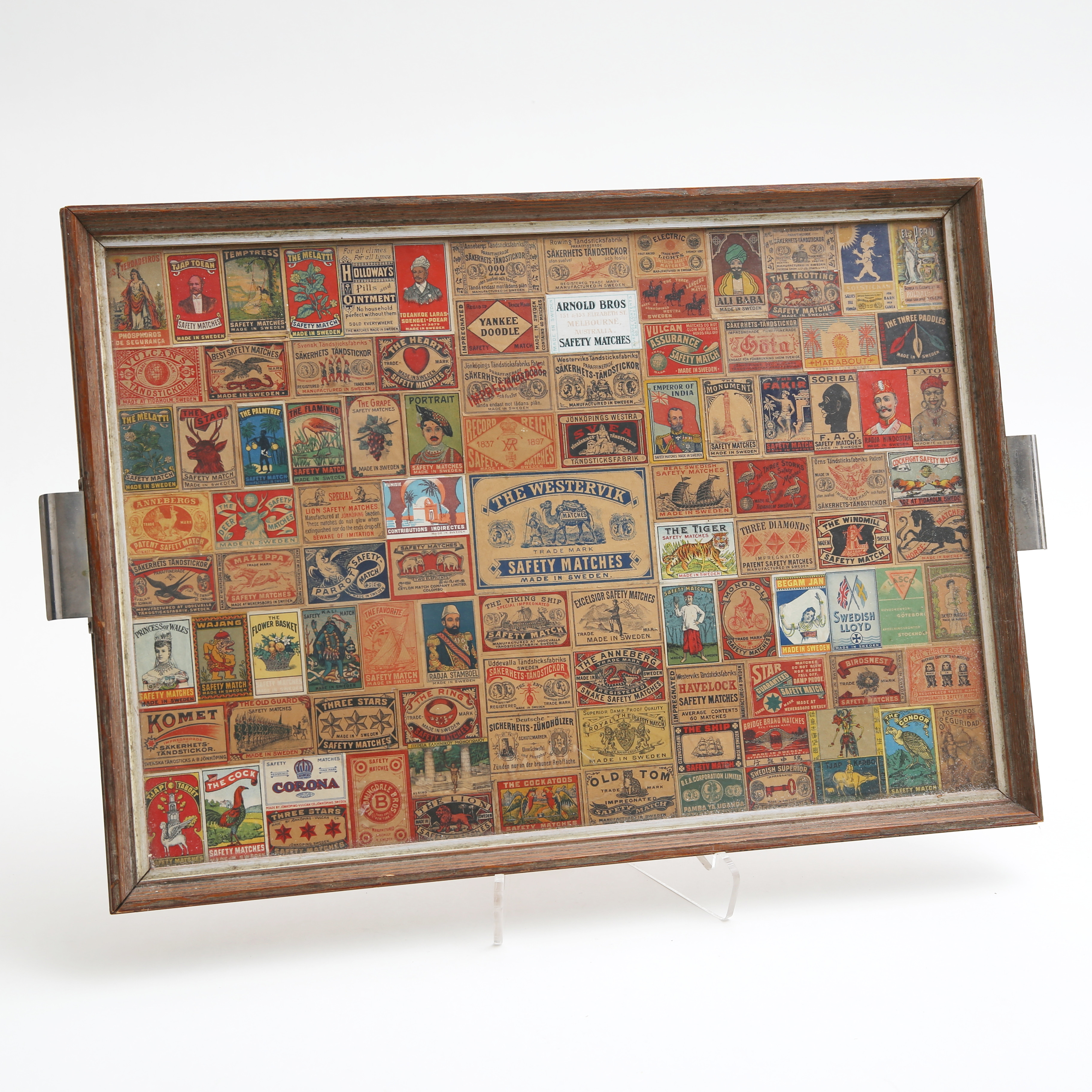 BRICKA med delar av tändsticksaskar, 1900-talets första hälft/mitt.