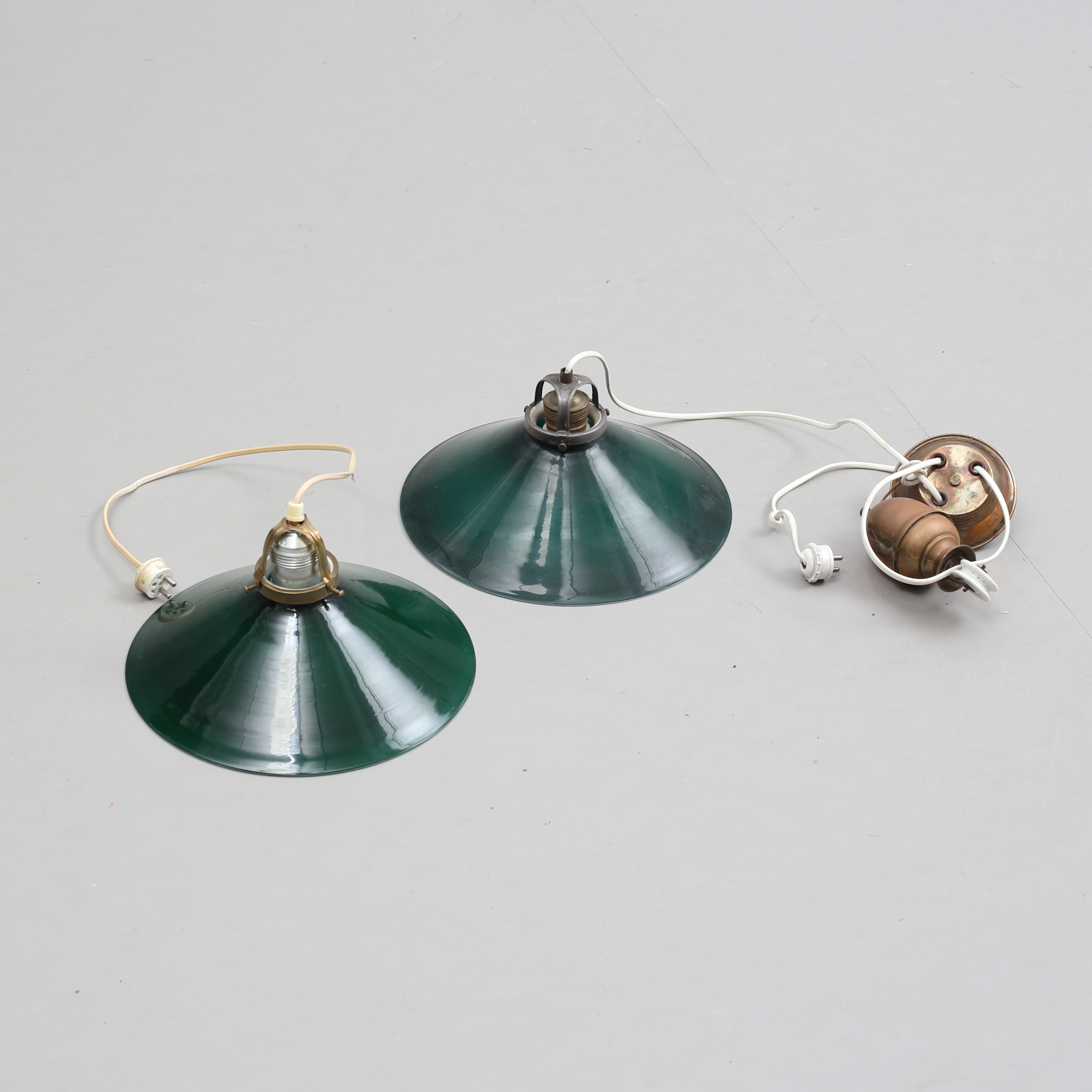 SKOMAKARLAMPOR, 2 st, grön glasskärm, 1900-talets första hälft.
