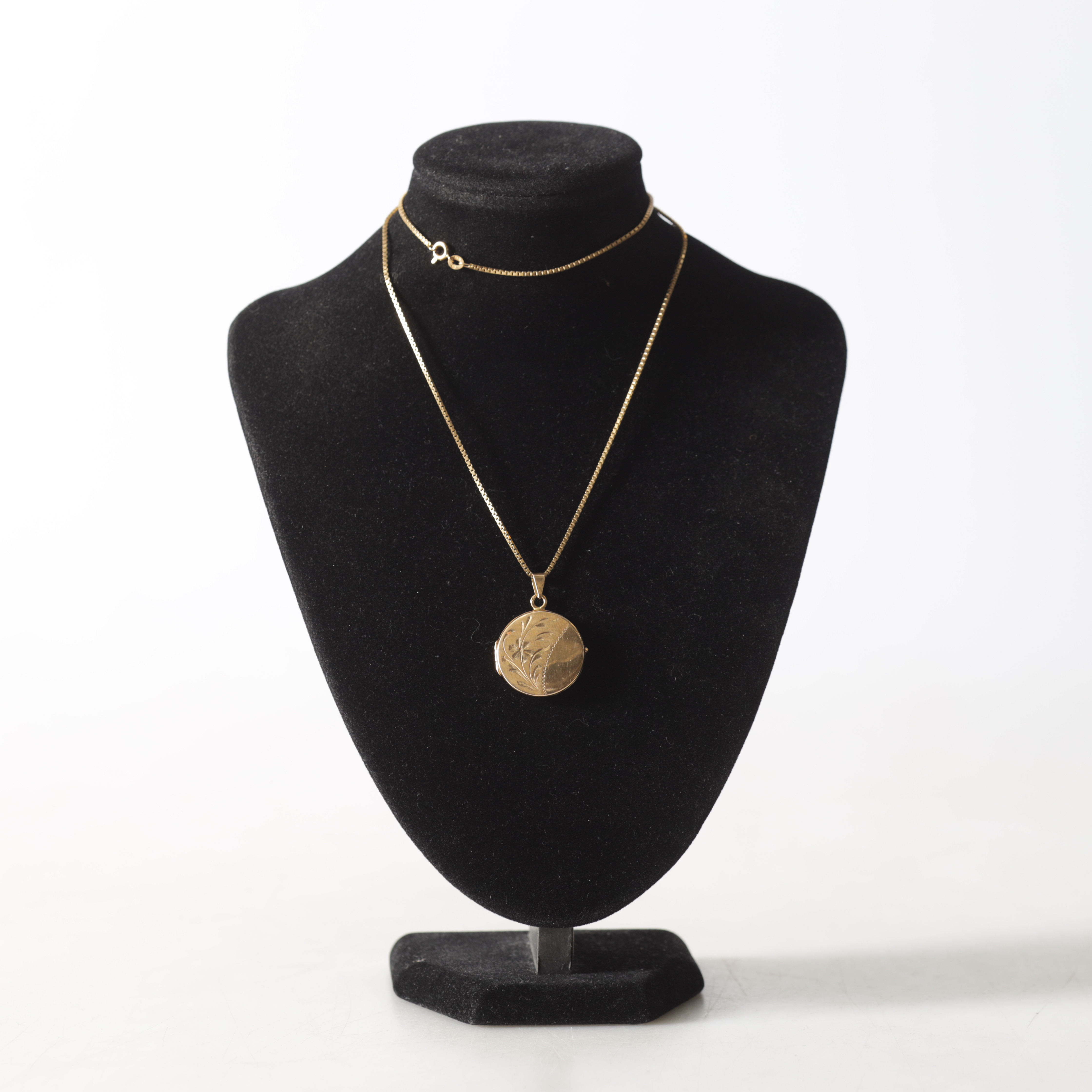 COLLIER med FOTOGÖMMA, 18K guld. Totalvikt ca 14,2 gram.