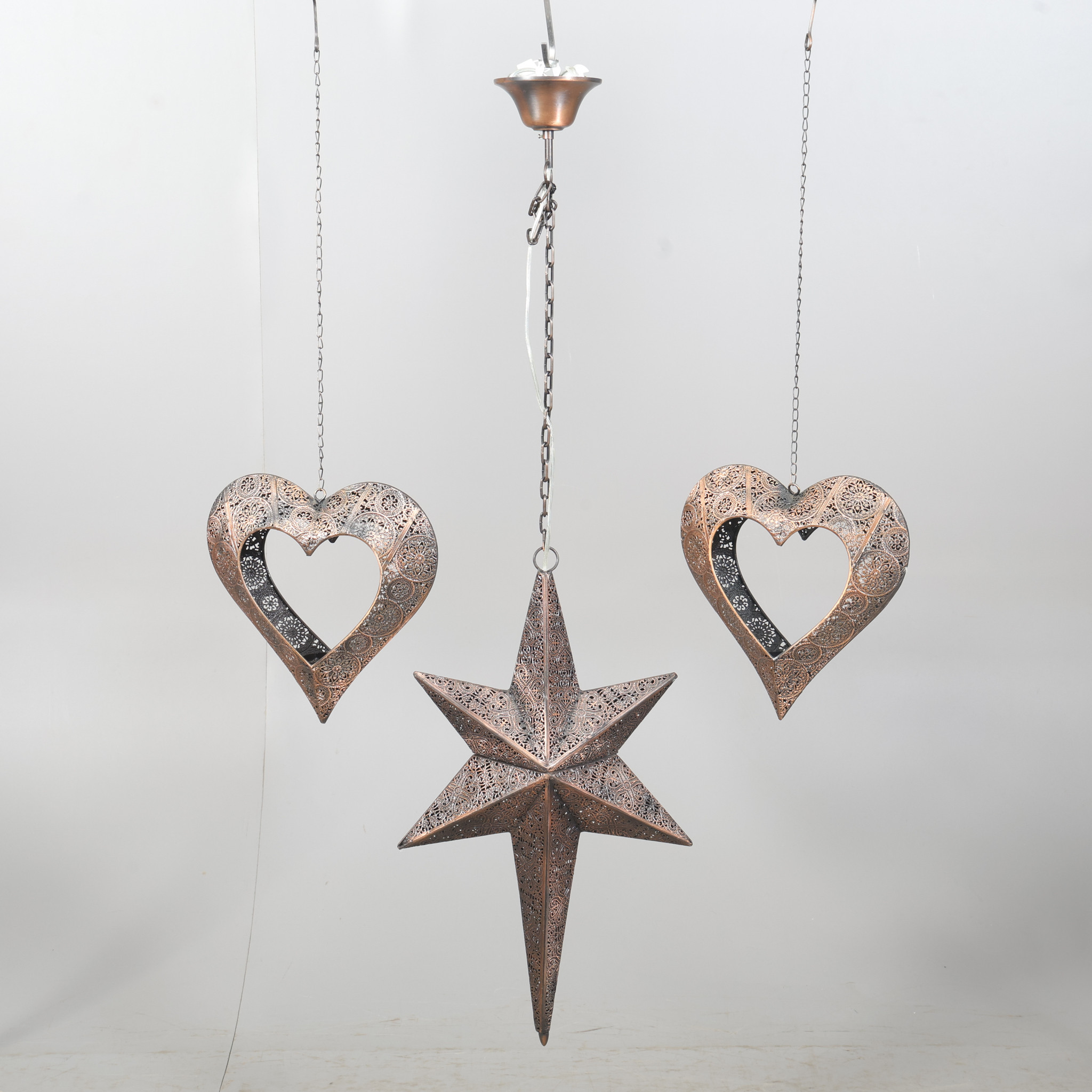 TAKLAMPA samt ett par ljushållare, 3 delar, brons färgad metall, samtida.