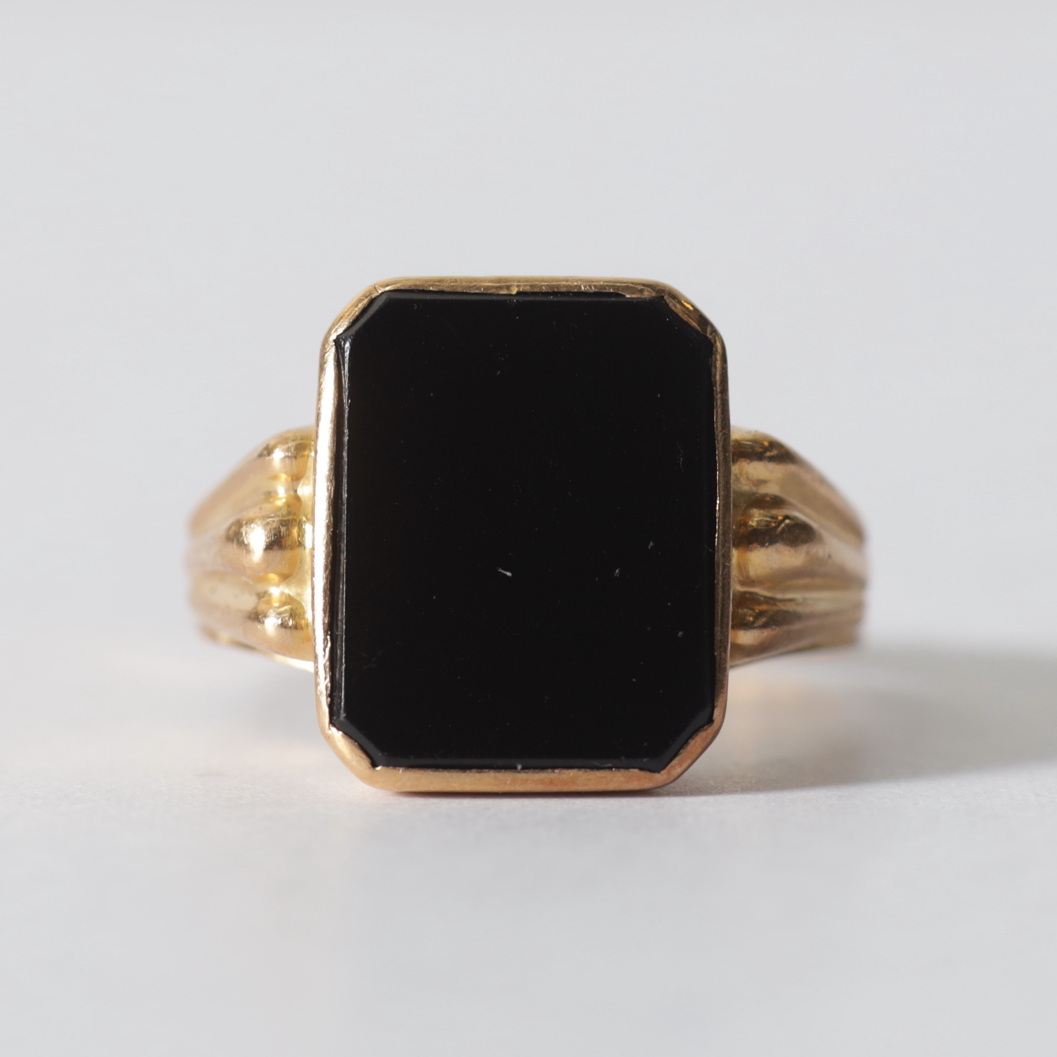 KLACKRING, 18K guld & onyx, Guldvaruaktiebolaget G. Dahlgren & Co. A.B., Malmö, 1952. Totalvikt ca 2,9 gram.