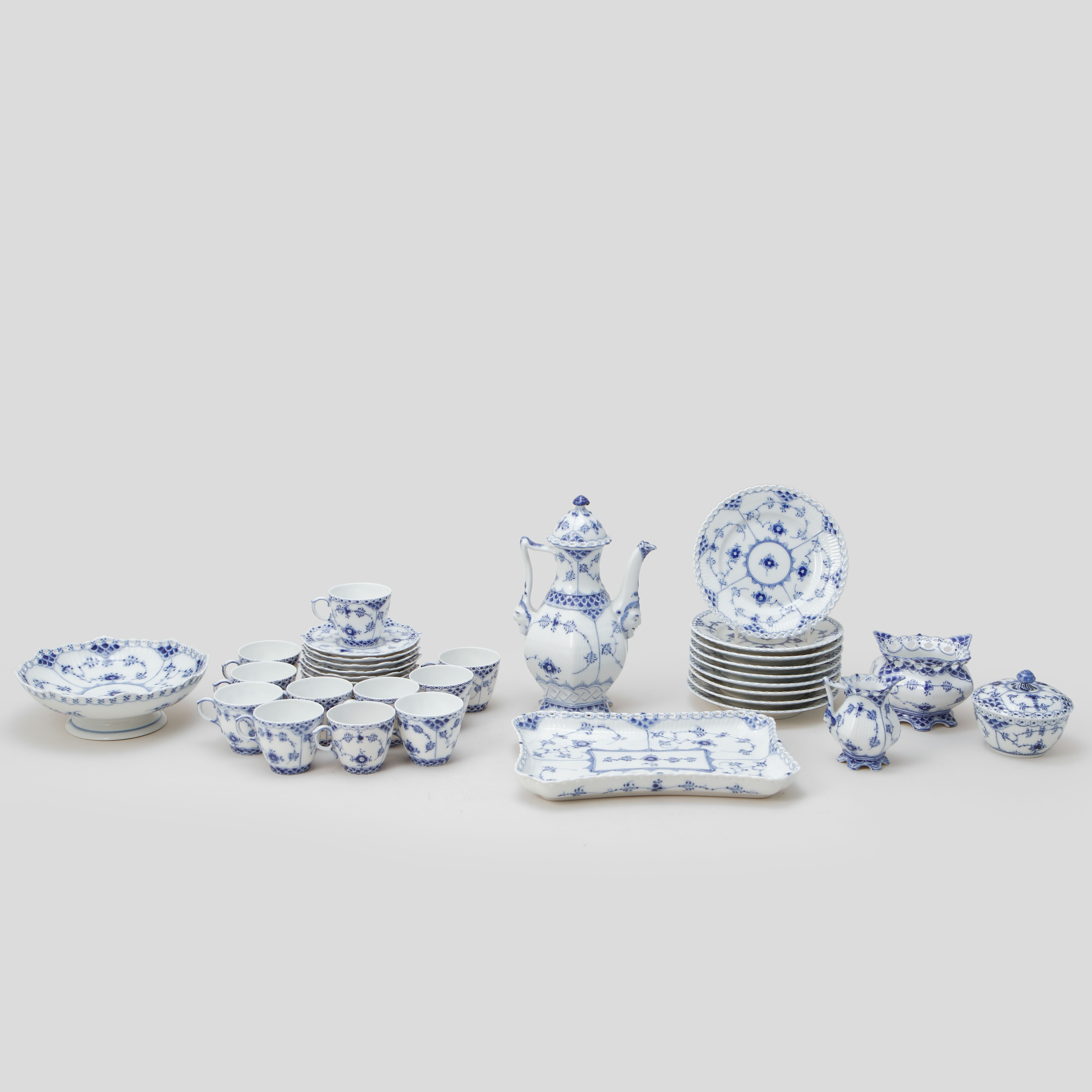 MOCCASERVIS, 26 delar, "Musselmalet", Royal Copenhagen.