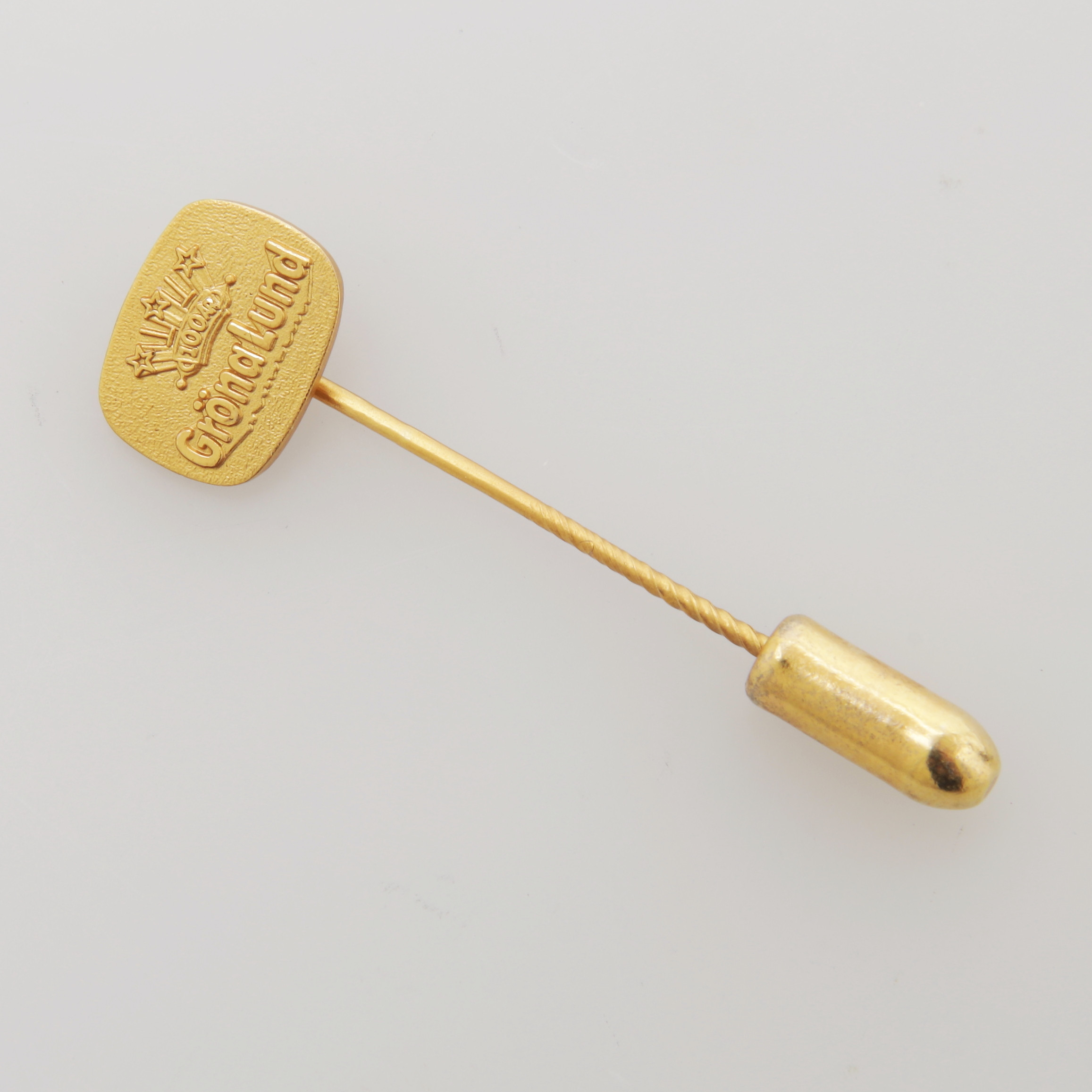 NÅLMÄRKE, guld 18K, "Gröna Lund", 1983, vikt 2,02 gram.
