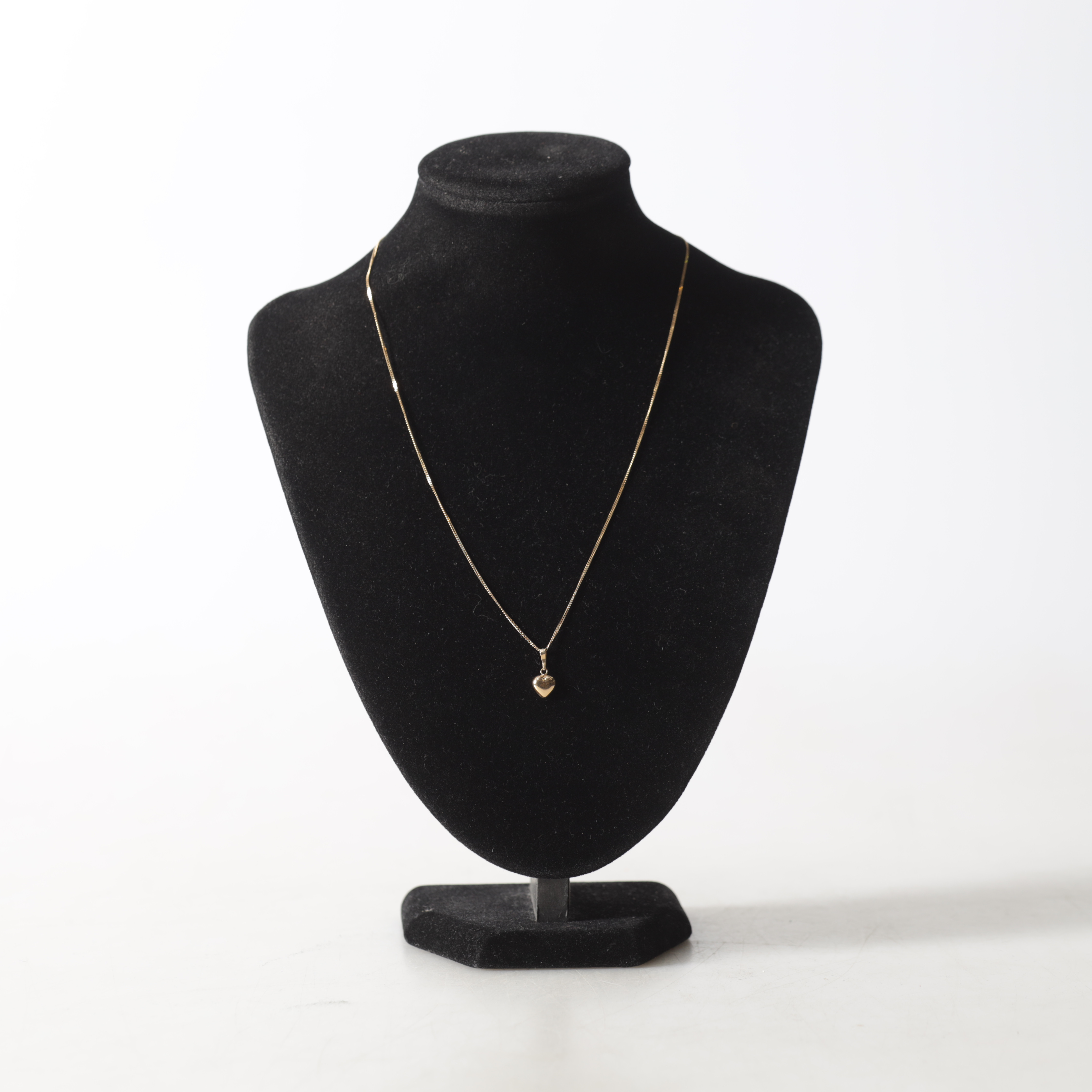 KEDJA med HÄNGE, 18K guld. Totalvikt ca 2 gram.