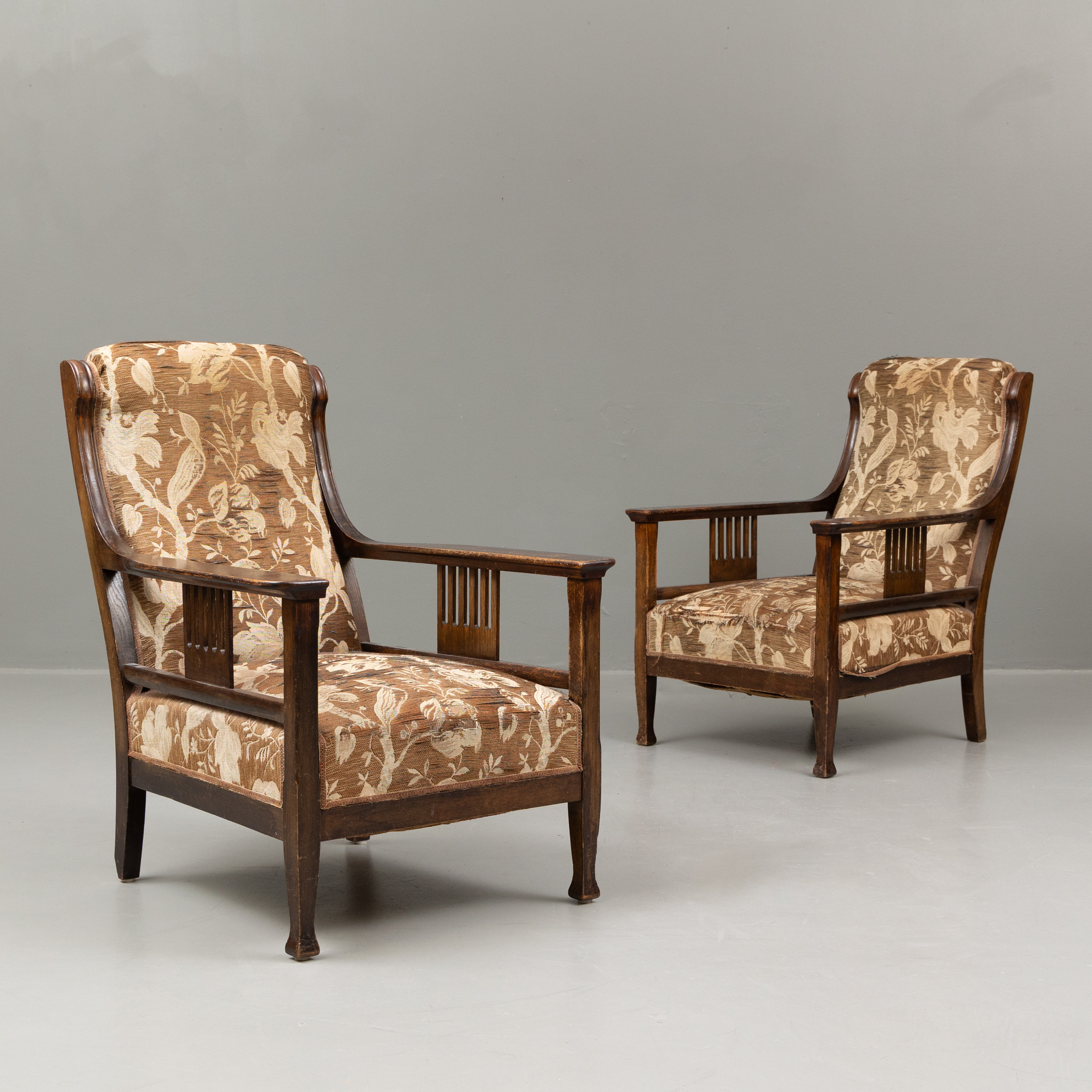 FÅTÖLJER, ett par, ek, omkring 1900.