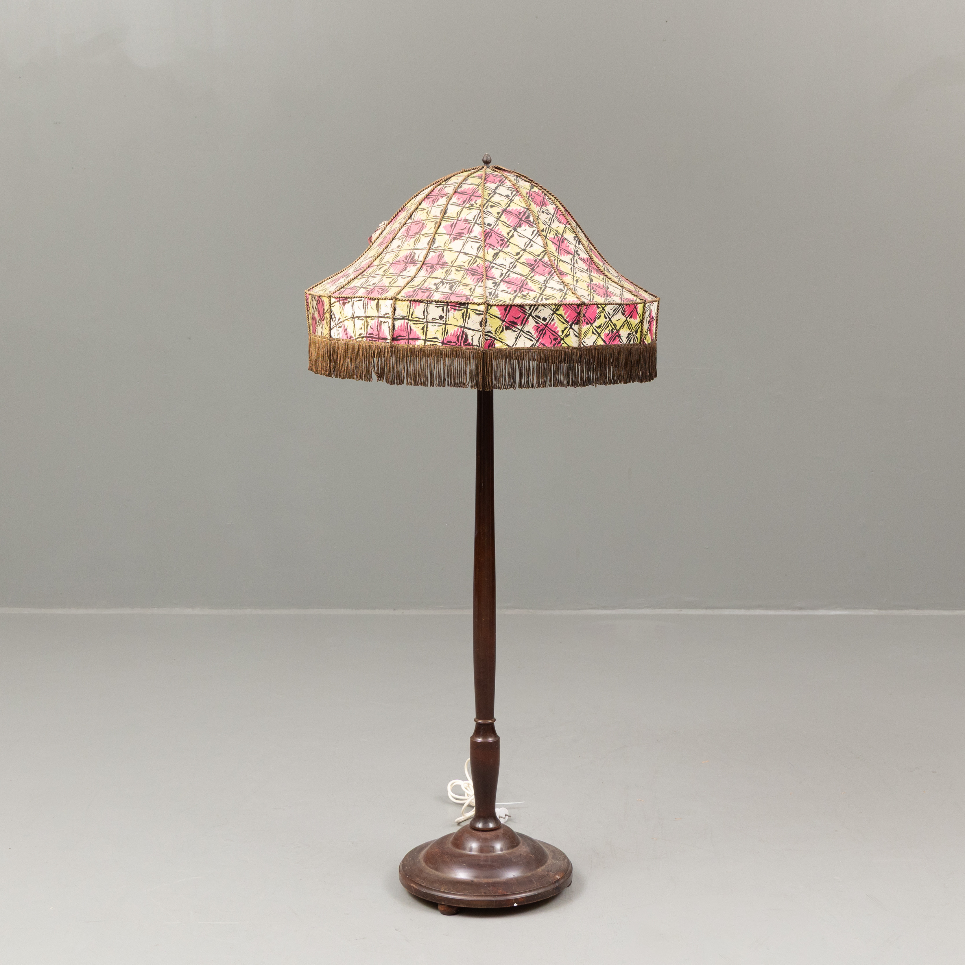 GOLVLAMPA, stomme i trä, 1900-talets första hälft.