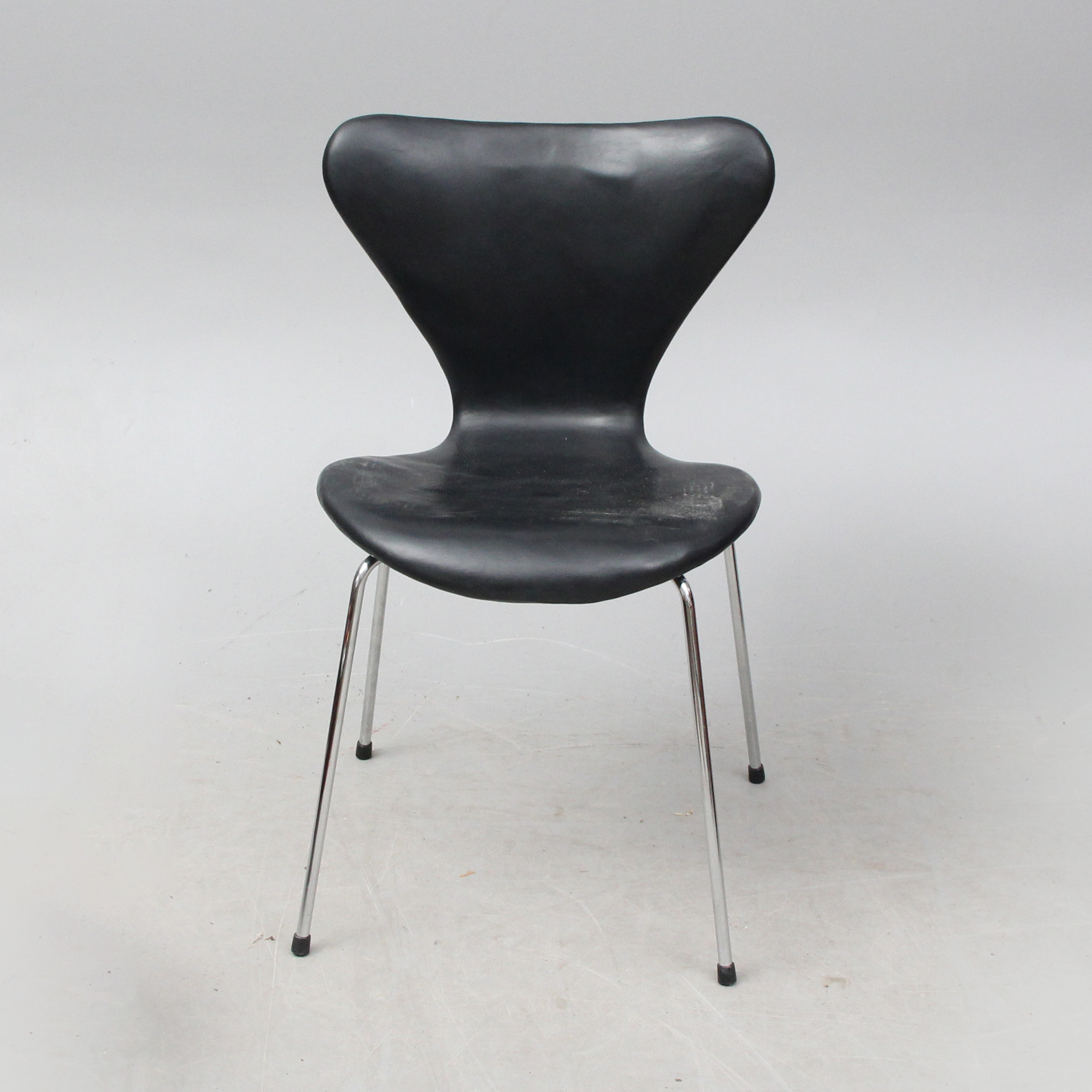 ARNE JACOBSEN. STOL "Sjuan" skinnklädd.