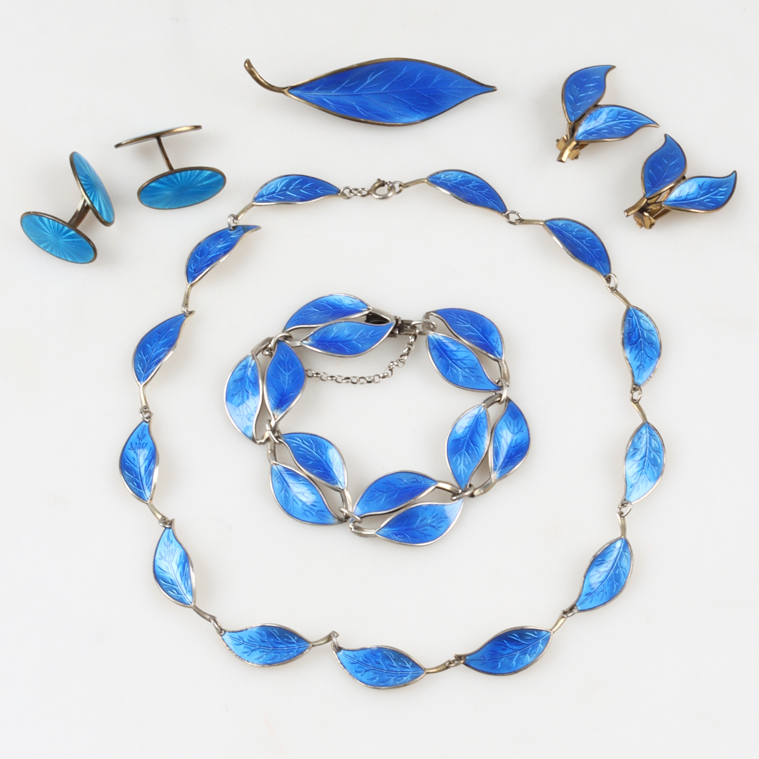 DAVID ANDERSEN. Garnityr, 7 delar, sterlingsilver och emalj, Norge.