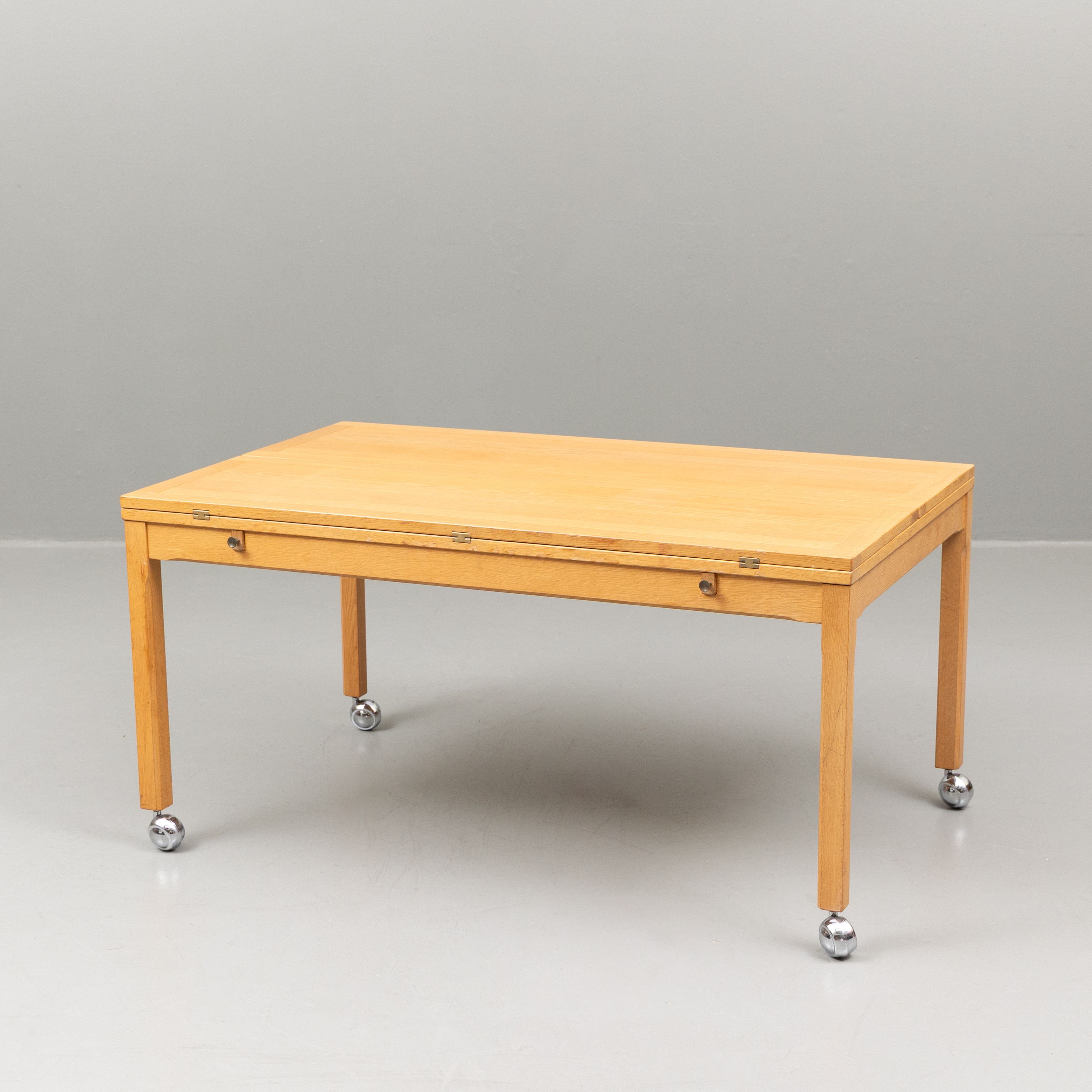 SOFFBORD, fällbara skivor, hjultrissor, ek, 1900-talets andra hälft.