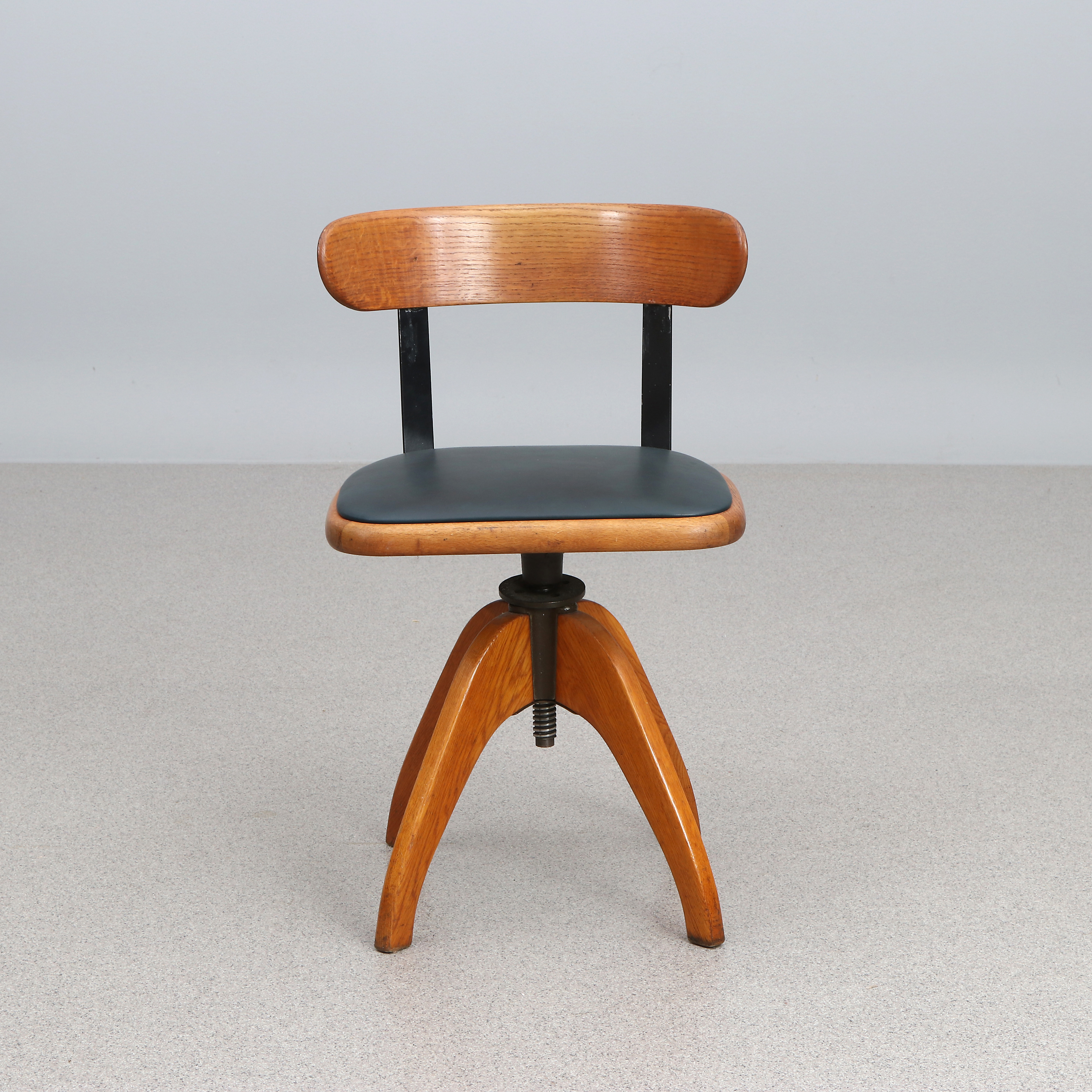 KONTORSSTOL. Ek och smide med skinnklädd sits. 1900-talets första hälft. Ställbar höjd.