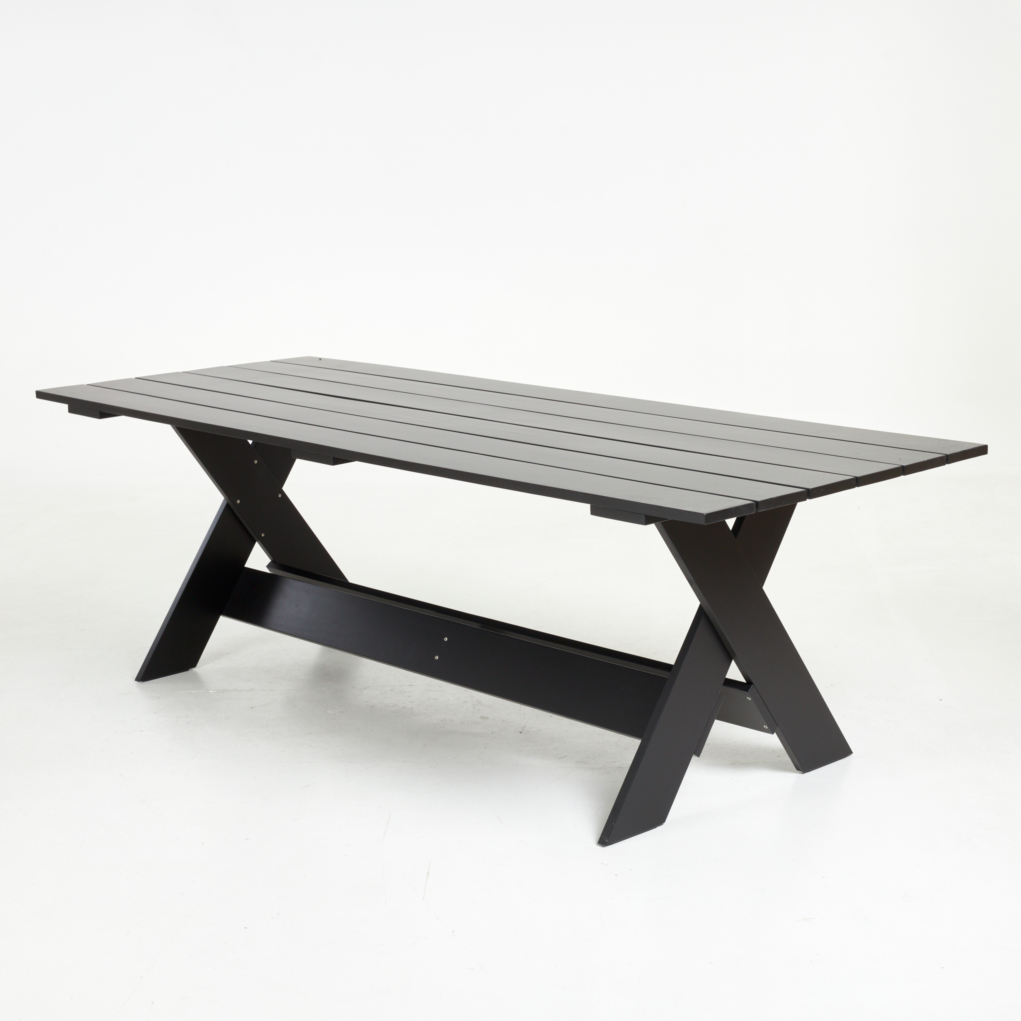 GERRIT RIETVELD. "Crate Dining Table 230", för Hay, lackerad stomme i trä, kopplad benställning, samtida produktion.