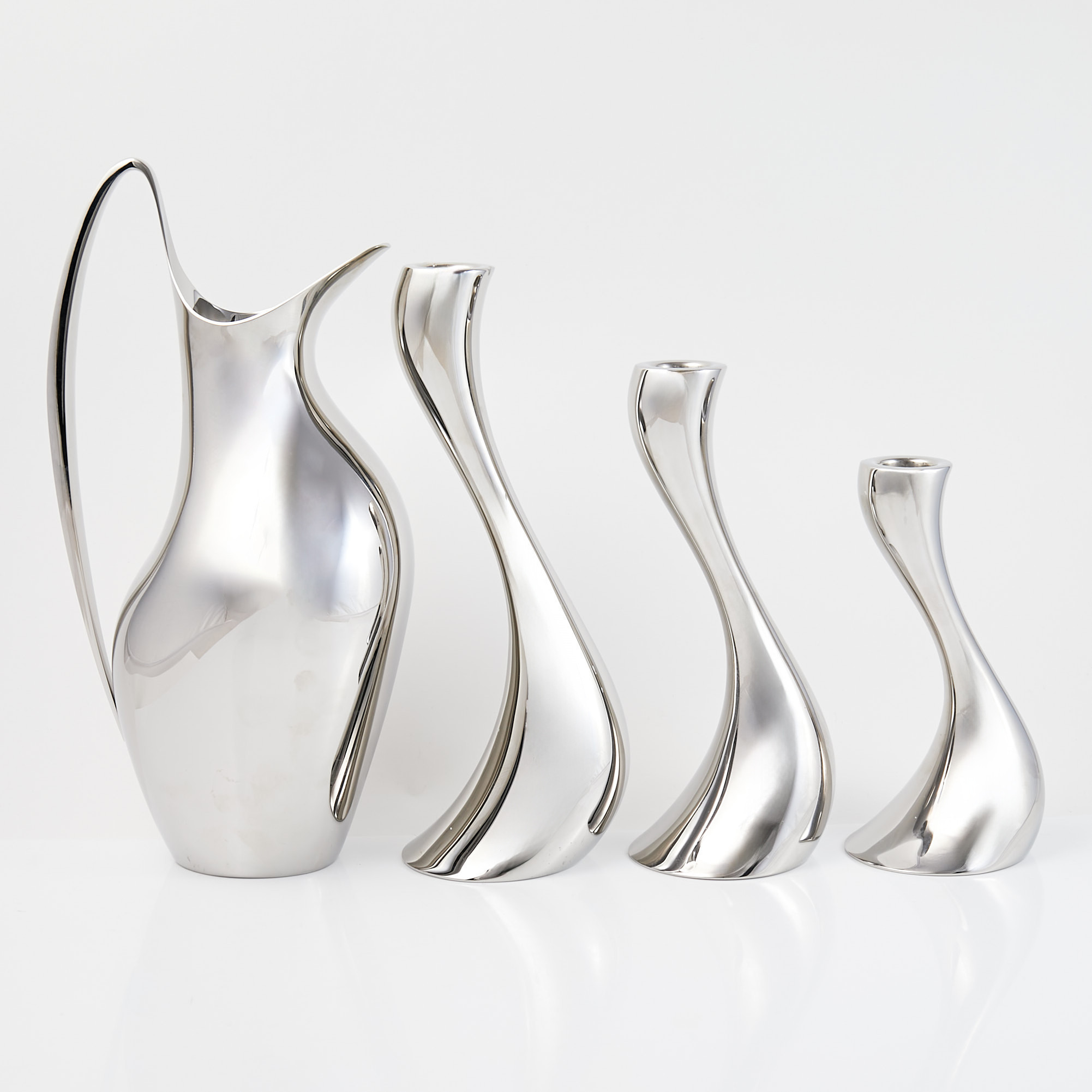 GEORG JENSEN, 4 dlr., rostfritt stål, ljusstakar "Cobra", Kanna "Koppel", Danmark, samtida produktion.