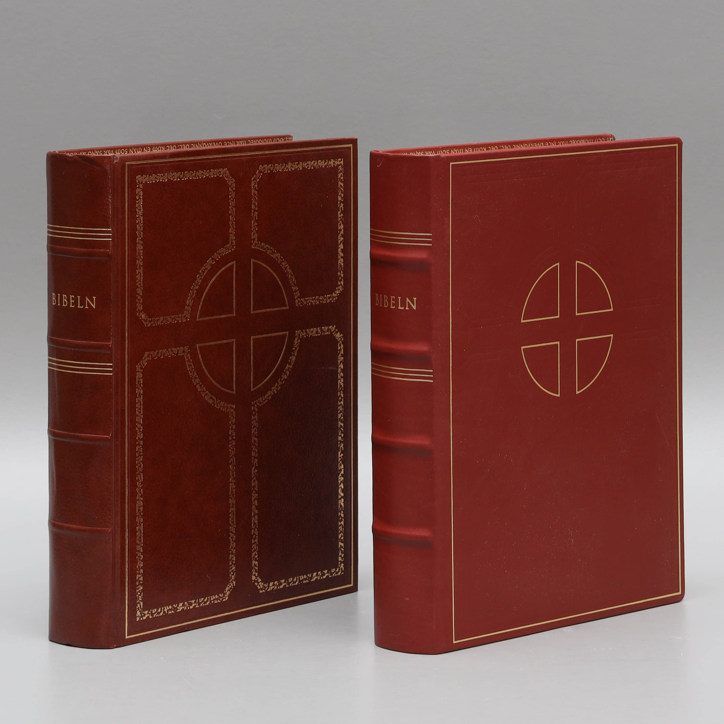 FAMILJEBIBEL samt BIBEL, 2 delar, inbundna böcker, pärmar i cabramaterial, med bilder av Rembrandt Van Rijn, Bokförlaget Libris.