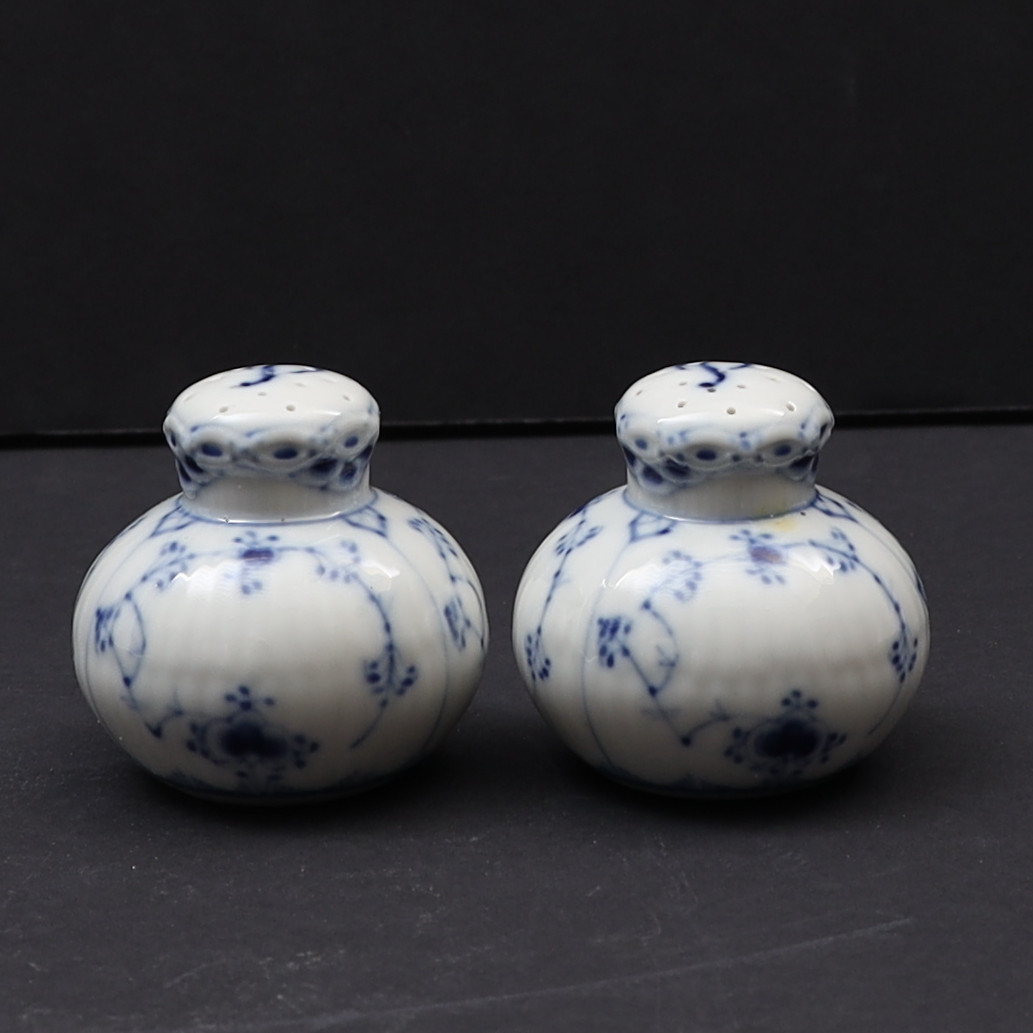 ARNOLD KROGH. Ströare ett par, Musselmalet, Royal copenhagen.