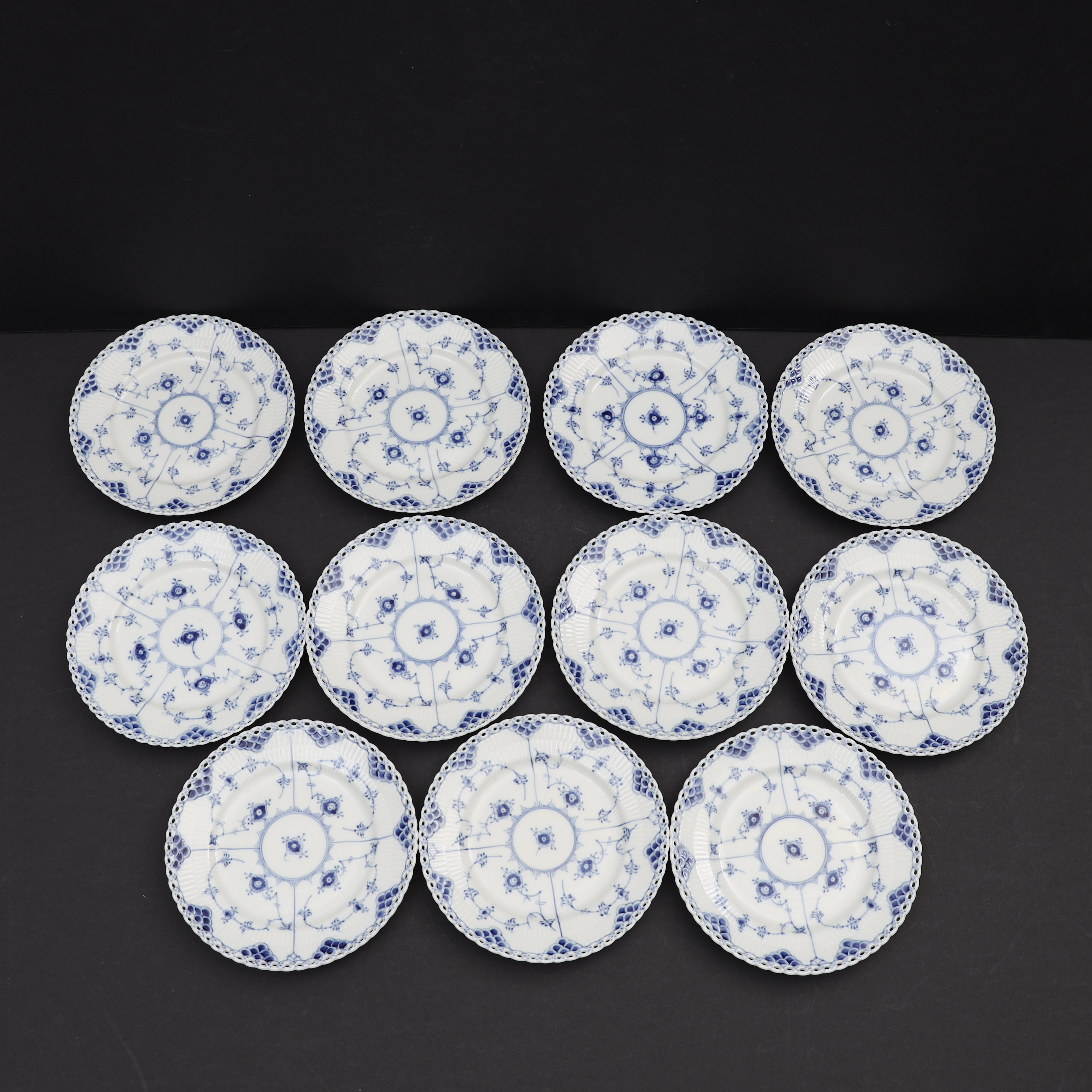 ARNOLD KROGH. Assietter 11st, Helblond, Musselmalet, Royal copenhagen, modell 1087.