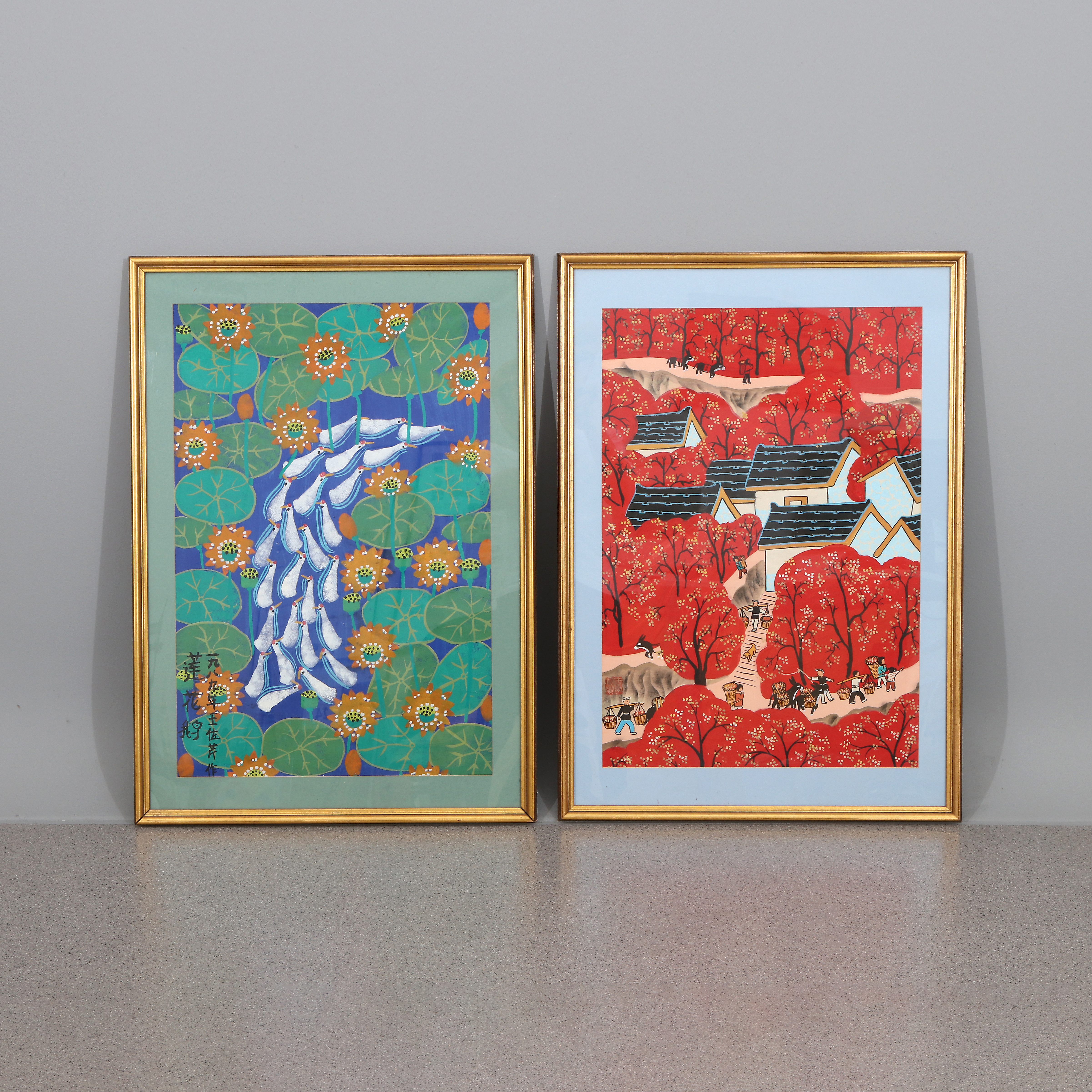 OIDENTIFIERAD KINESISK KONSTNÄR. Gouacher, två st. Fåglar i damm resp. figurer i bebyggelse.