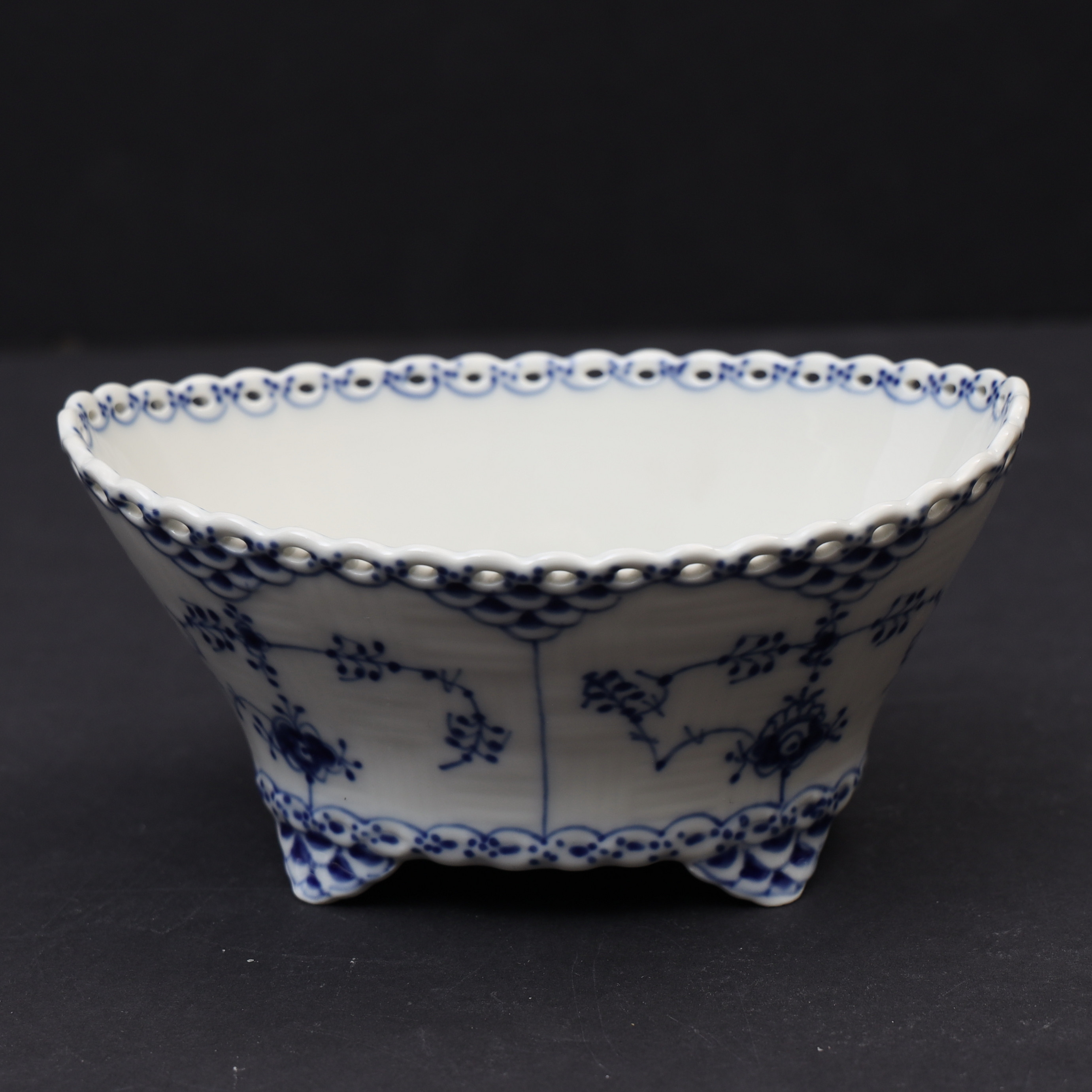 ARNOLD KROGH. Skål, Musselmalet, helblond, Royal copenhagen, 1177.