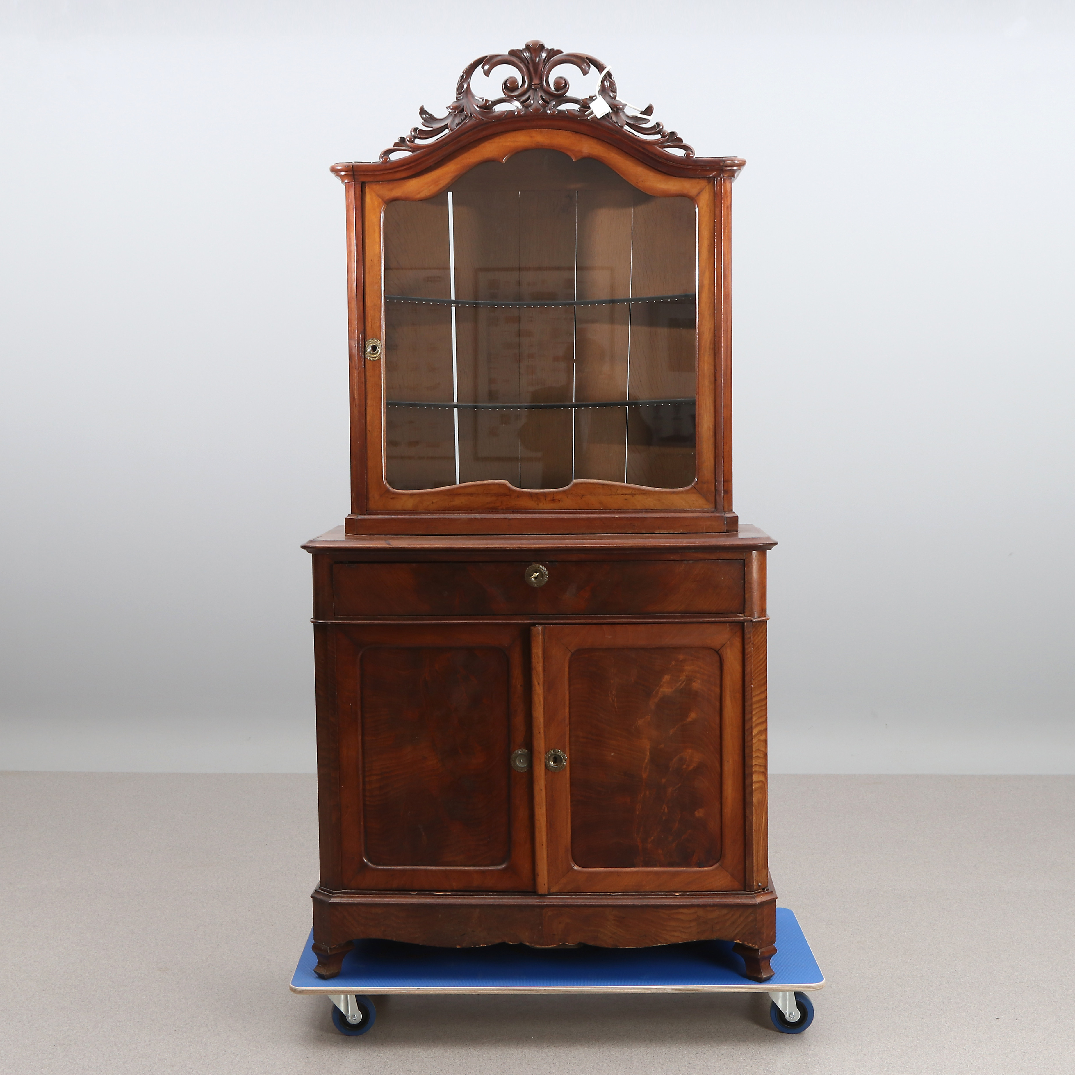 SKÅP MED VITRINOVANDEL. Mahogny. 1800-talets andra hälft.
