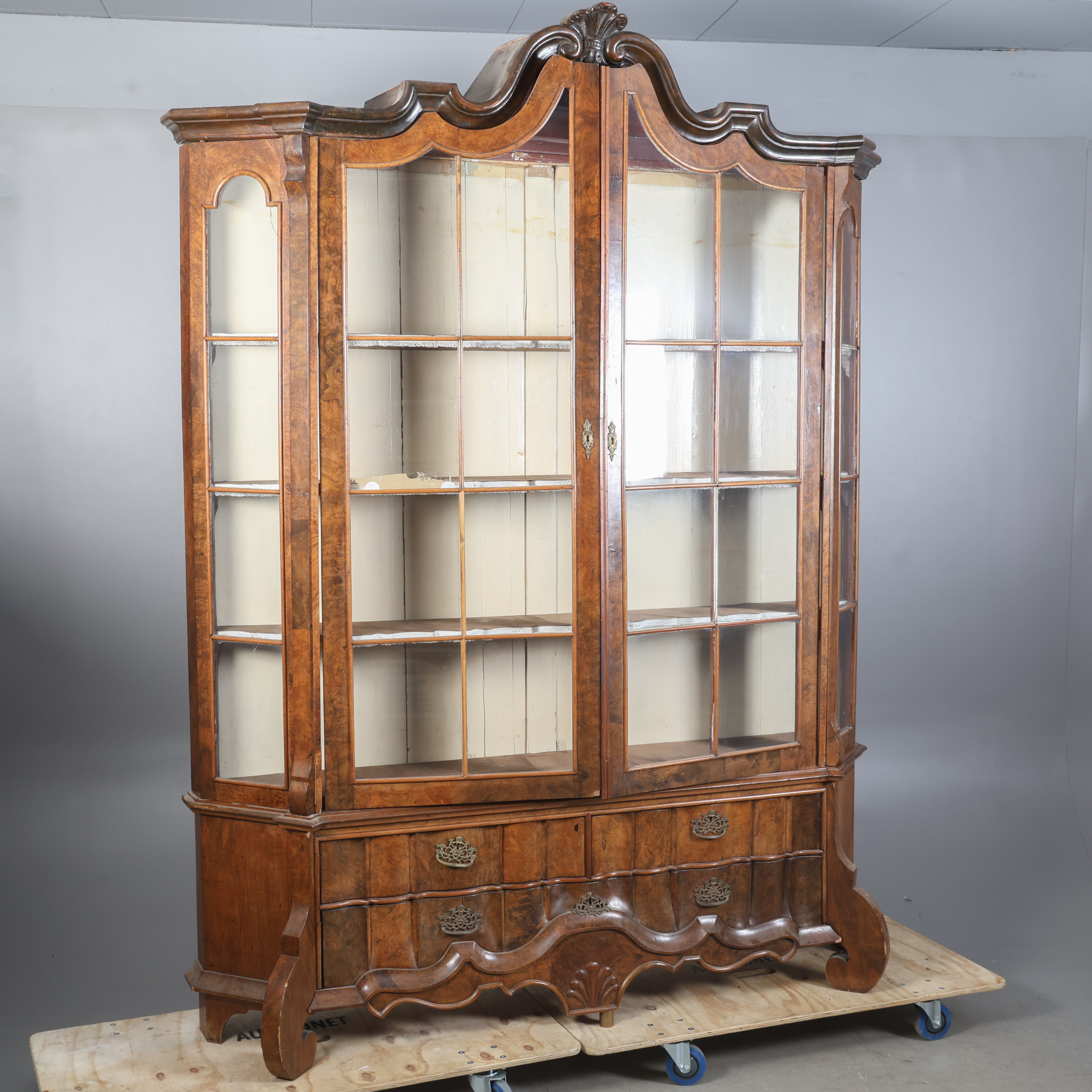 VITRINSKÅP, rokokostil, valnöt, mässingsbeslag, 1800-tal.