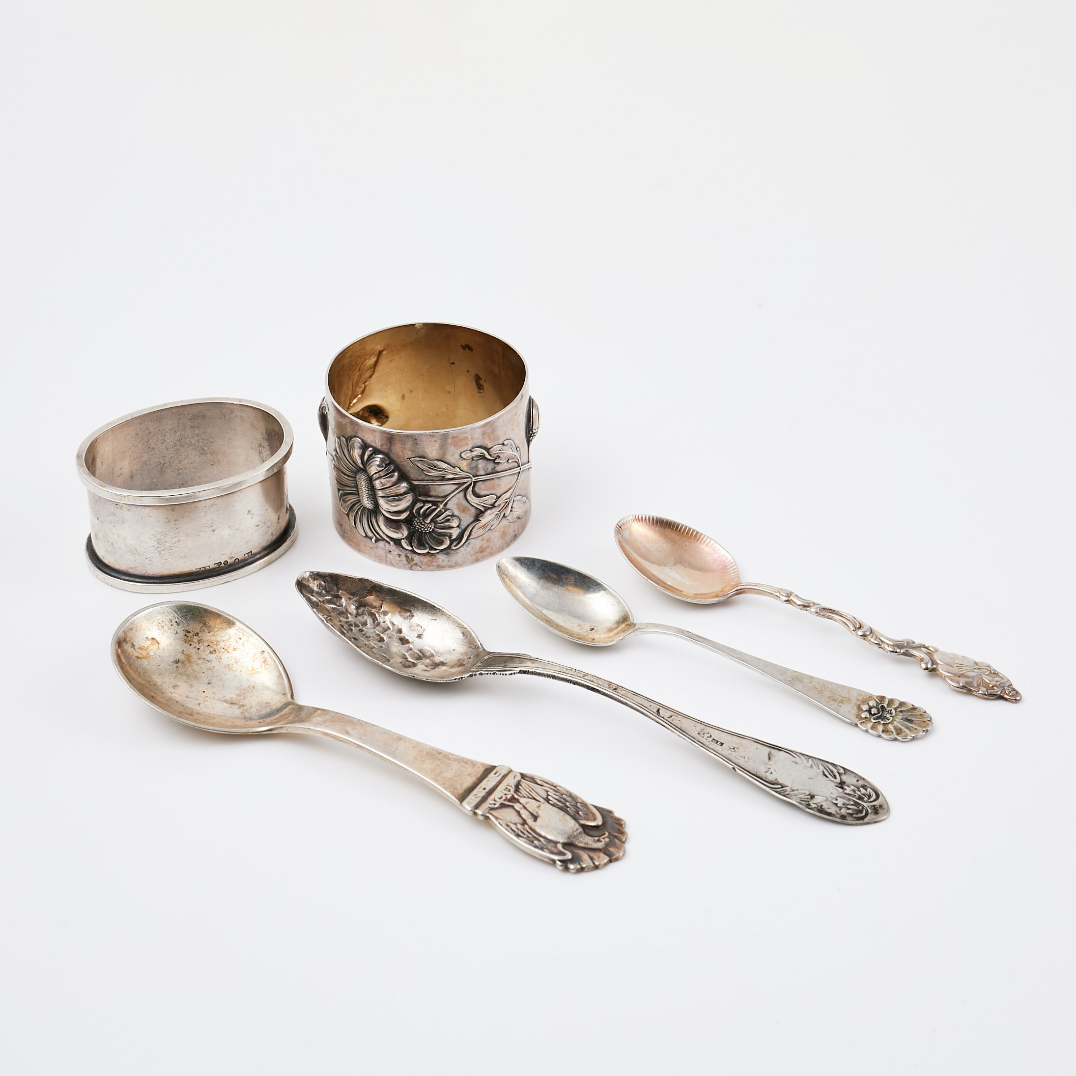 SKEDAR, SERVETTRINGAR, 6 dlr., olika tillverkare och modeller, 1800-1900-tal, servettring med dekor i relief CG Hallberg Stockholm 1903.