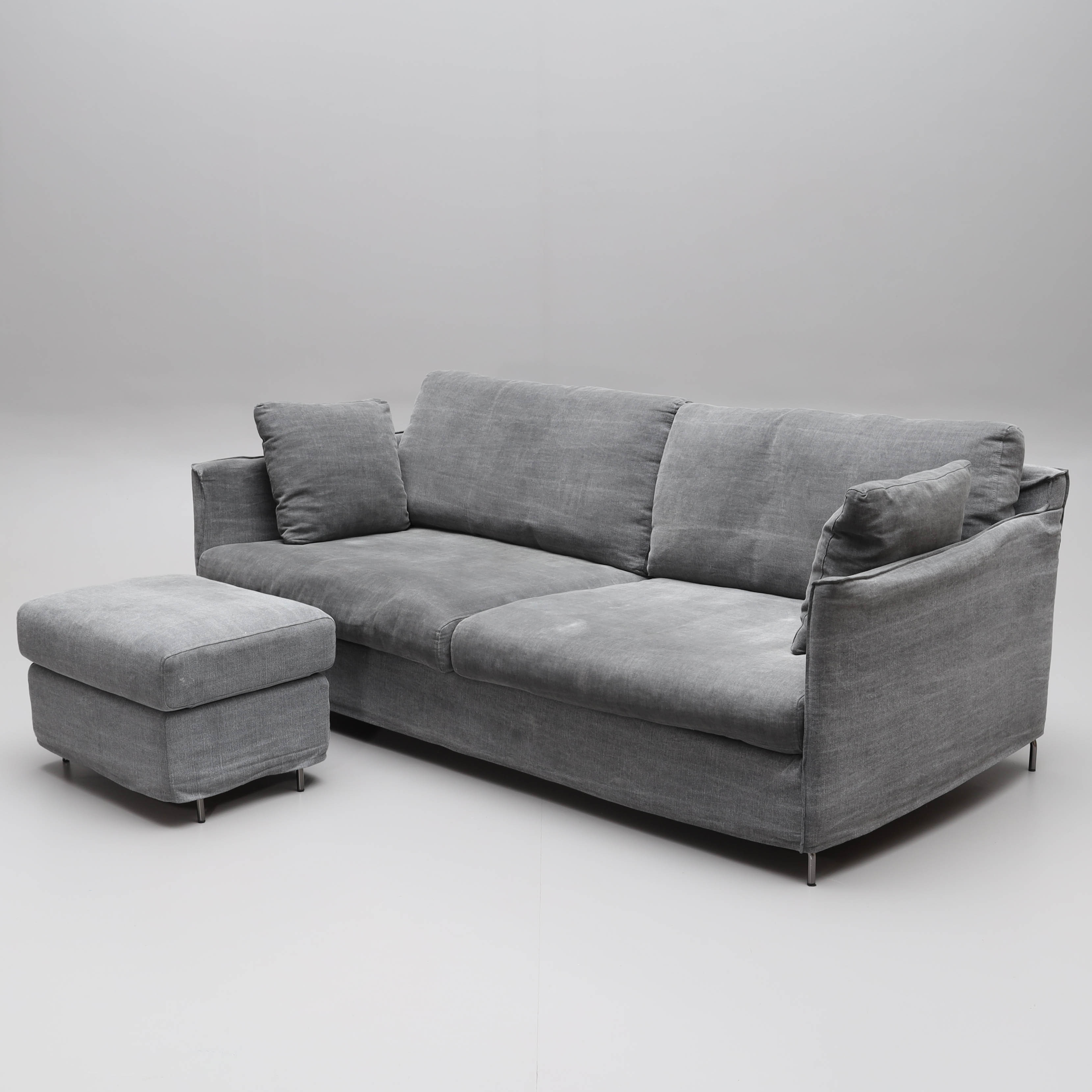 SOFFA "Petito" , med FOTPALL, 2 delar, lösa plymåer i grå textil, Furninova, samtida.