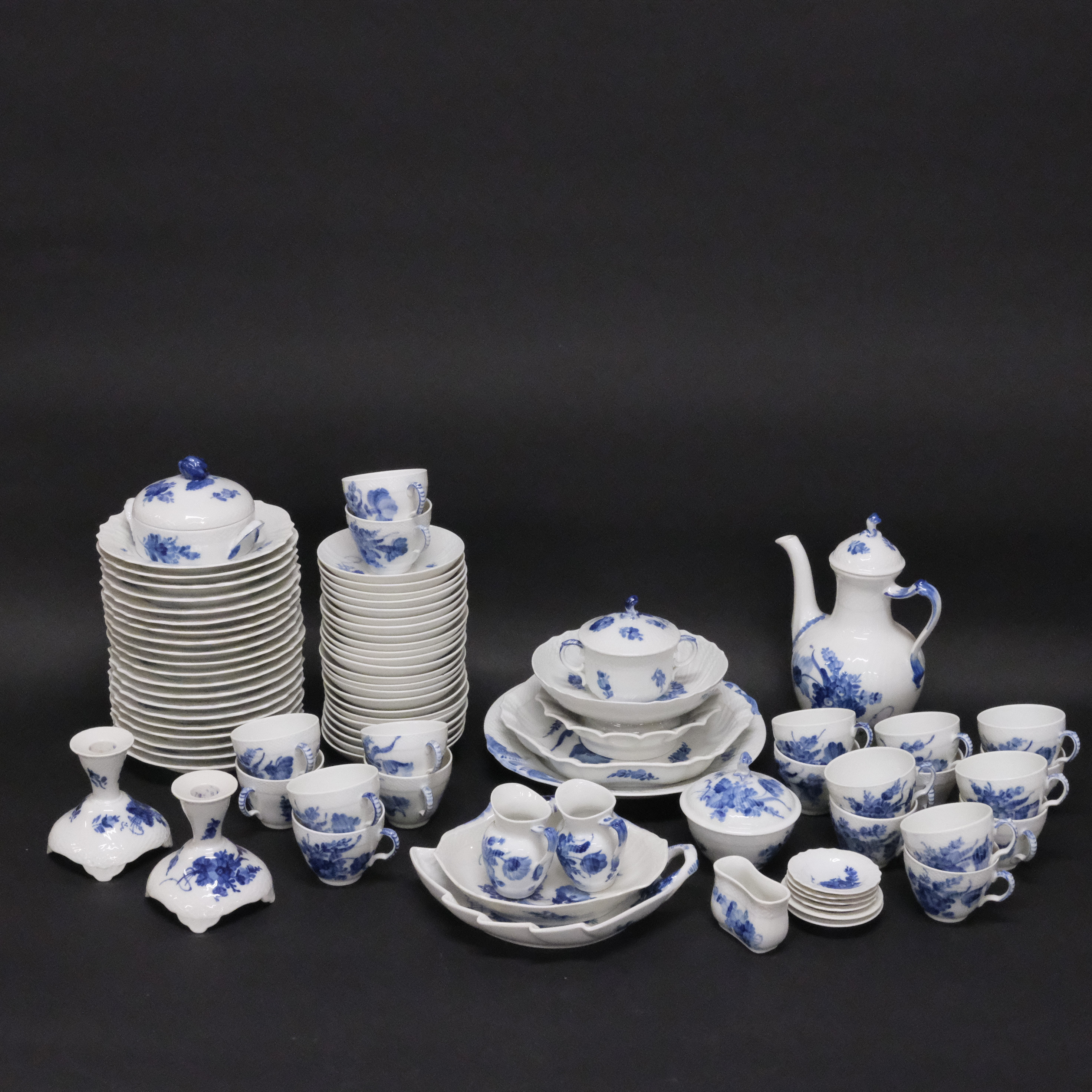 ROYAL COPENHAGEN, KAFFESERVIS " BLÅ BLOMST ", 84 DELAR.