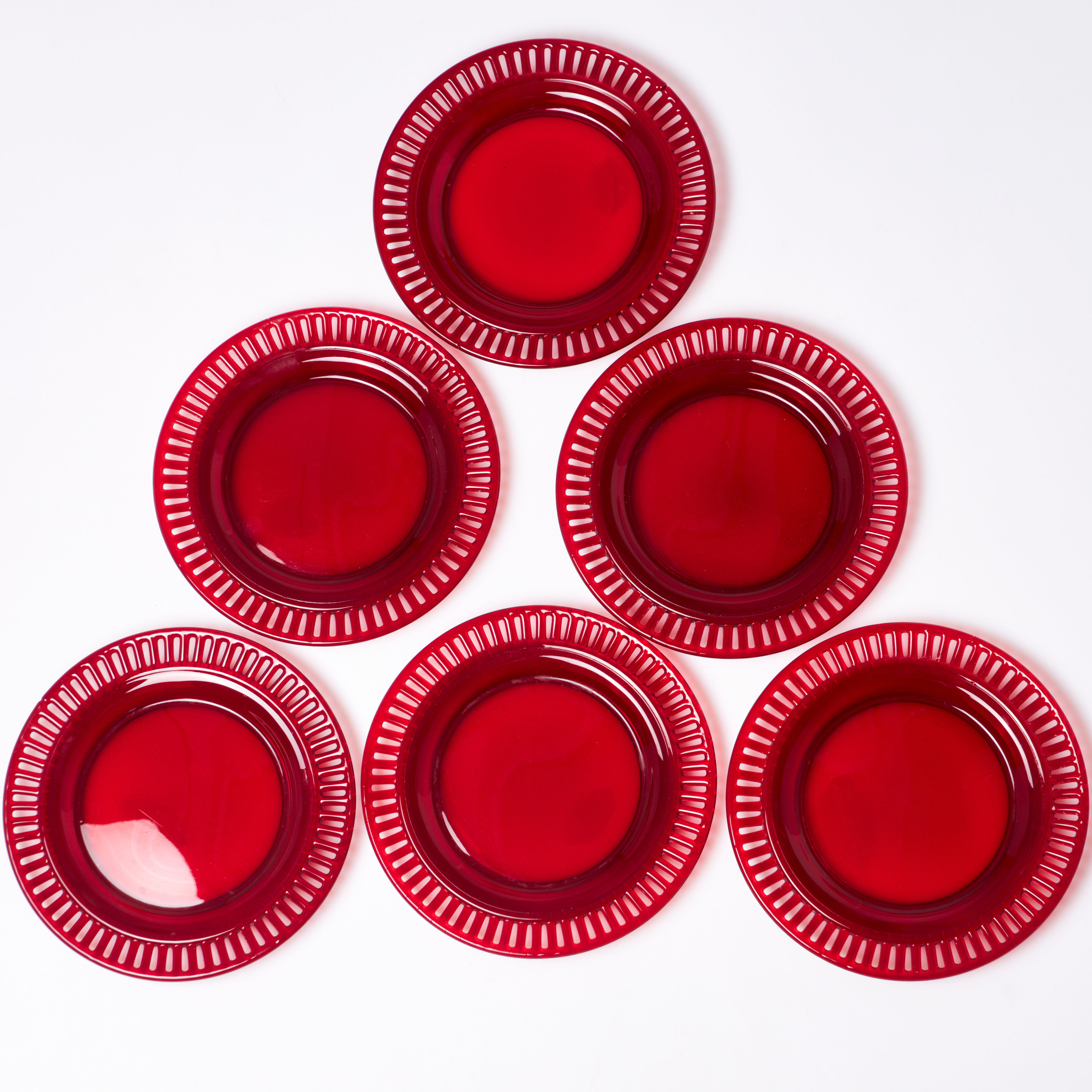 ESTRID ERICSON. 6 st, assietter, i röd glasmassa, Gullaskruf, för Firma Svenskt Tenn.