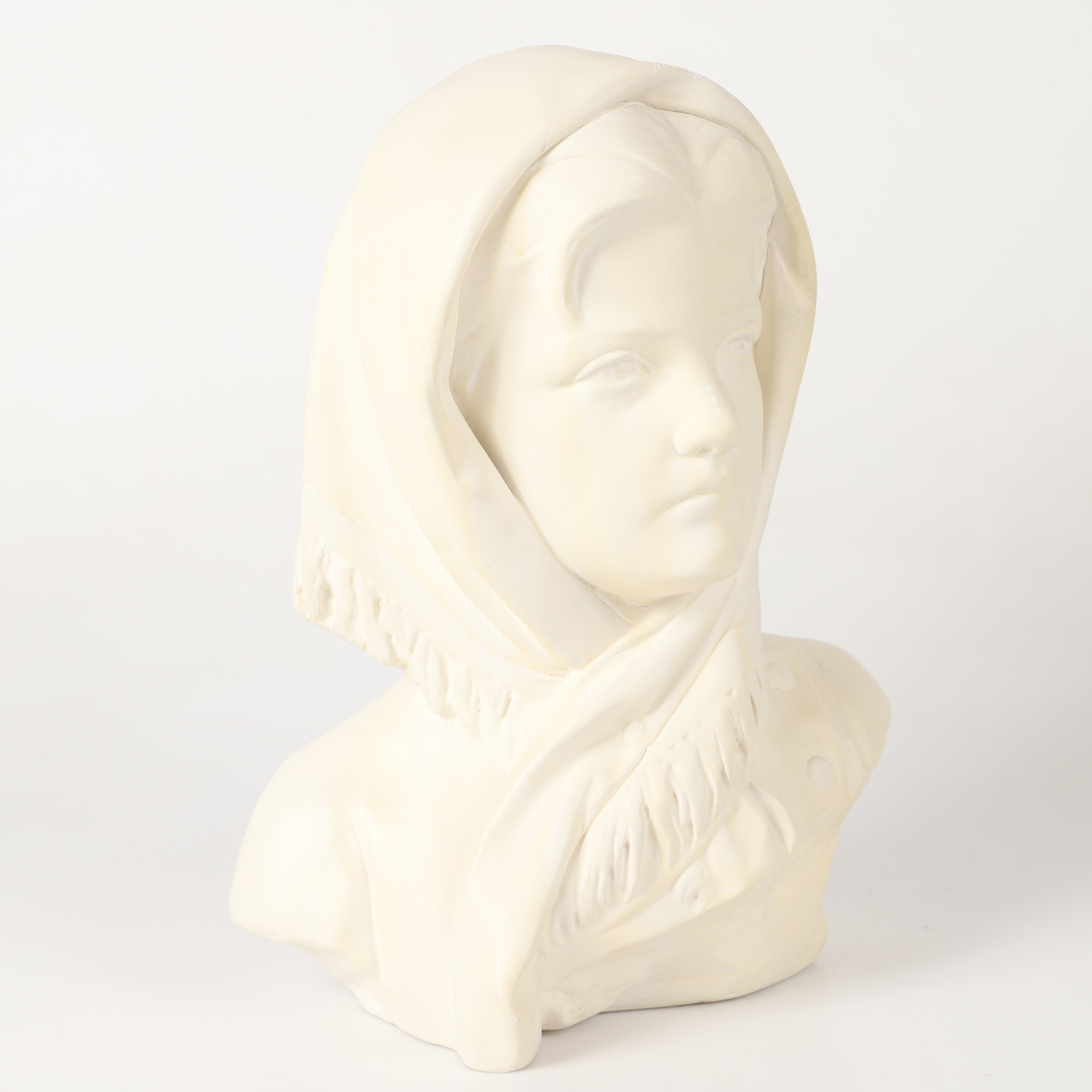 BYST, flicka med sjalett, gips, 1900-tal.