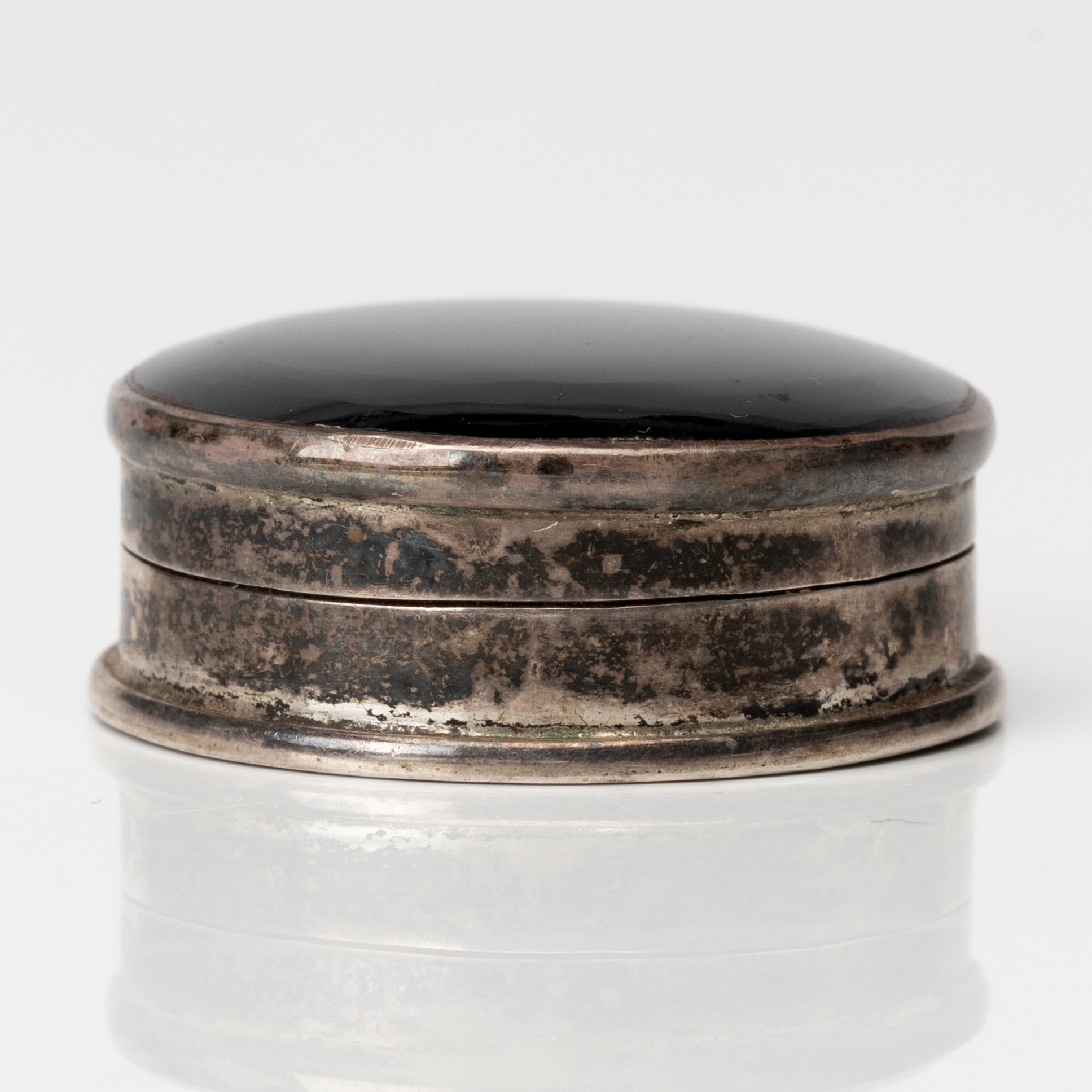 DOSA, sterlingsilver och svart emalj/glas.