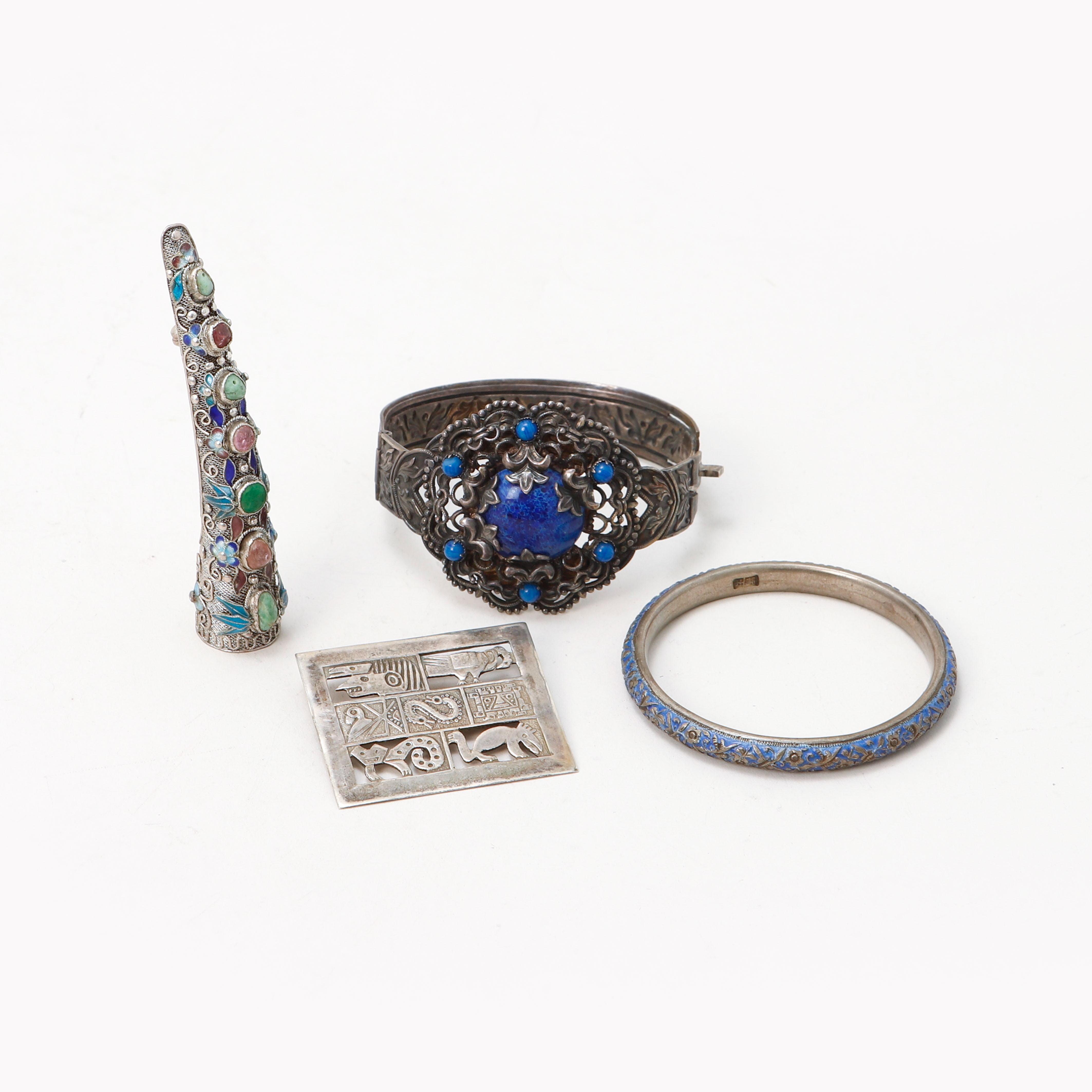 ARMRINGAR, 2 stycken och BROSCHER, 2 stycken, bland annat silver, Kina och sydamerika.