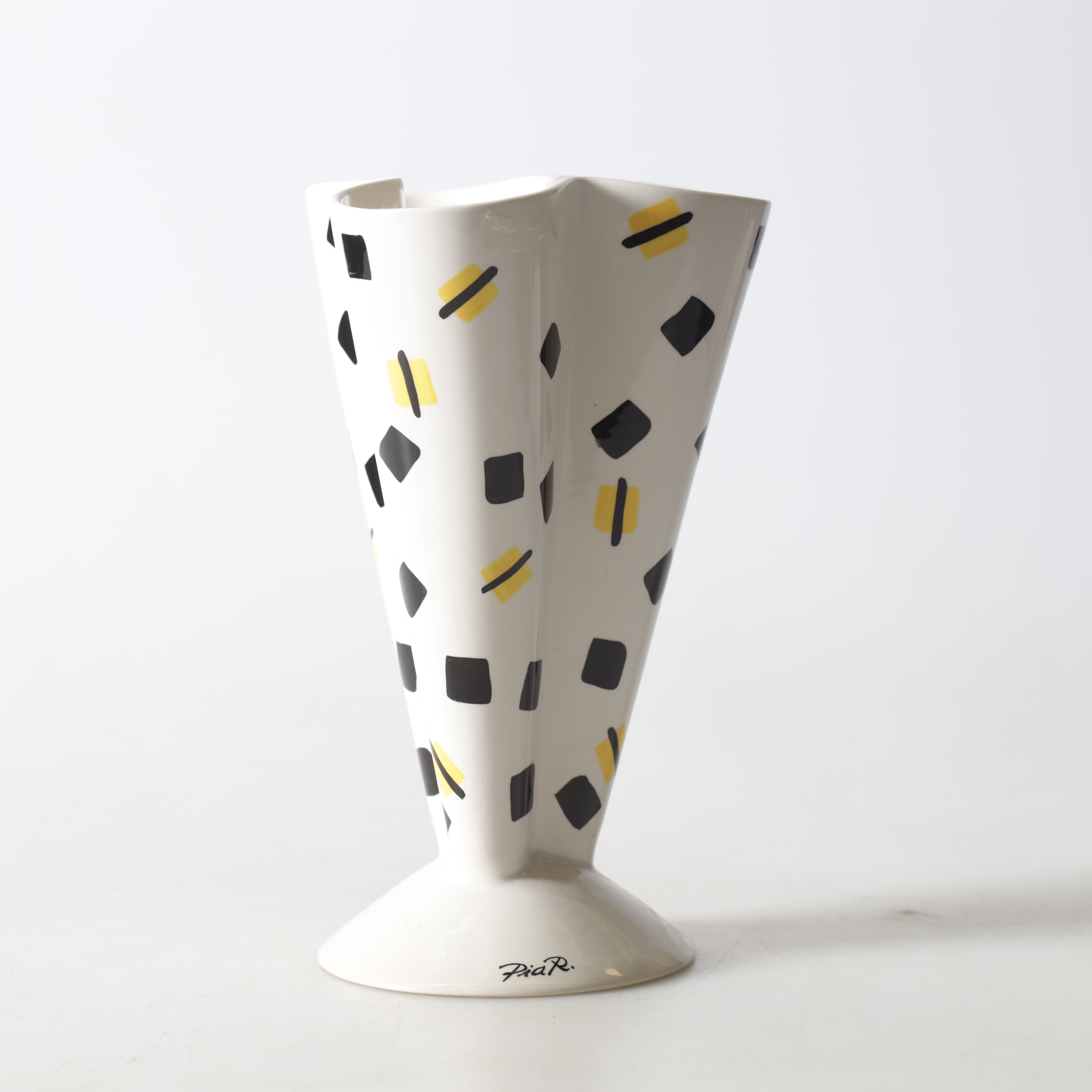 PIA RÖNNDAHL. vas, porslin, Gustavsberg, signerad.