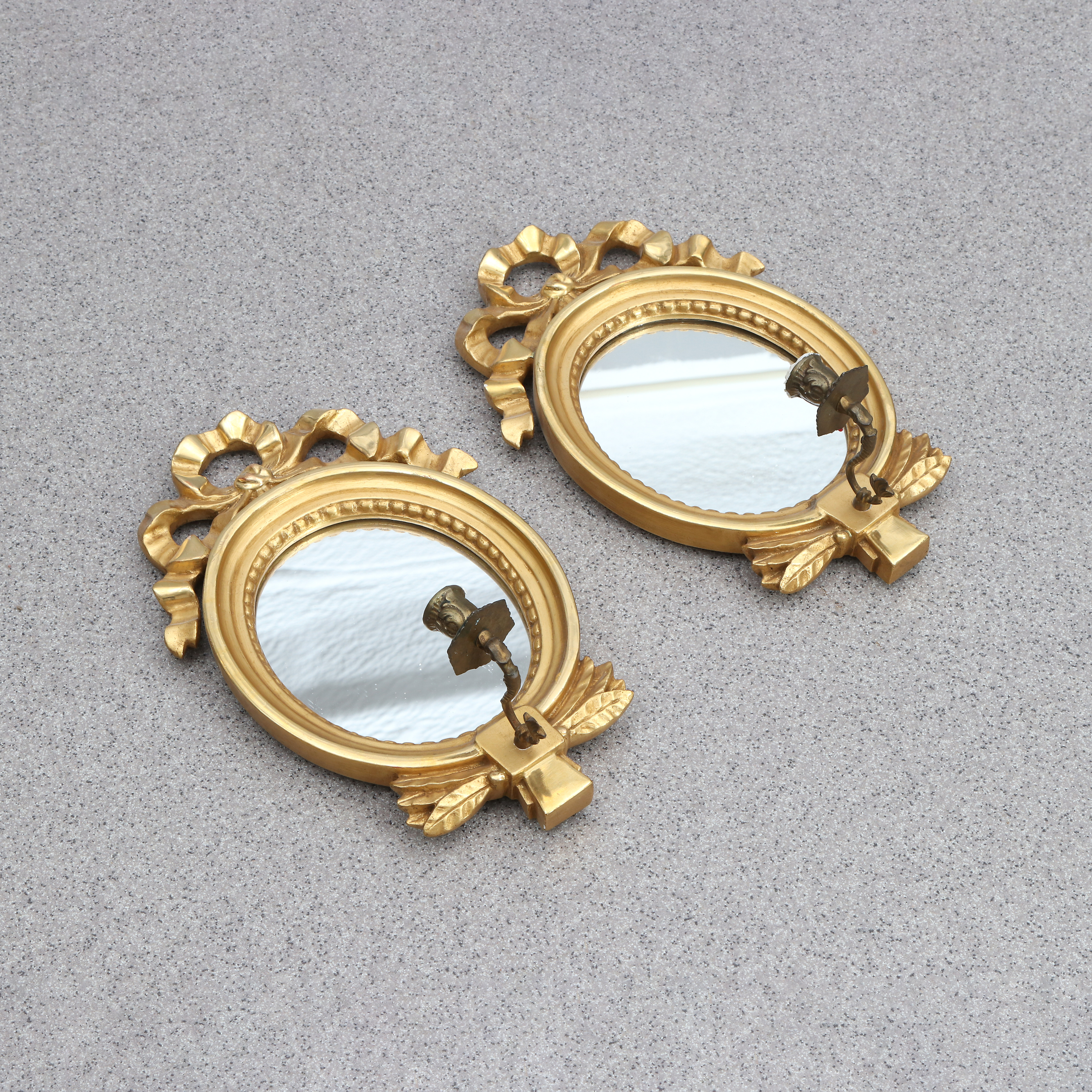 SPEGELLAMPETTER, ETT PAR. Förgyllt och bronerat trä. Österlunds Förgylleri, Stockholm. Märkta på baksidorna.