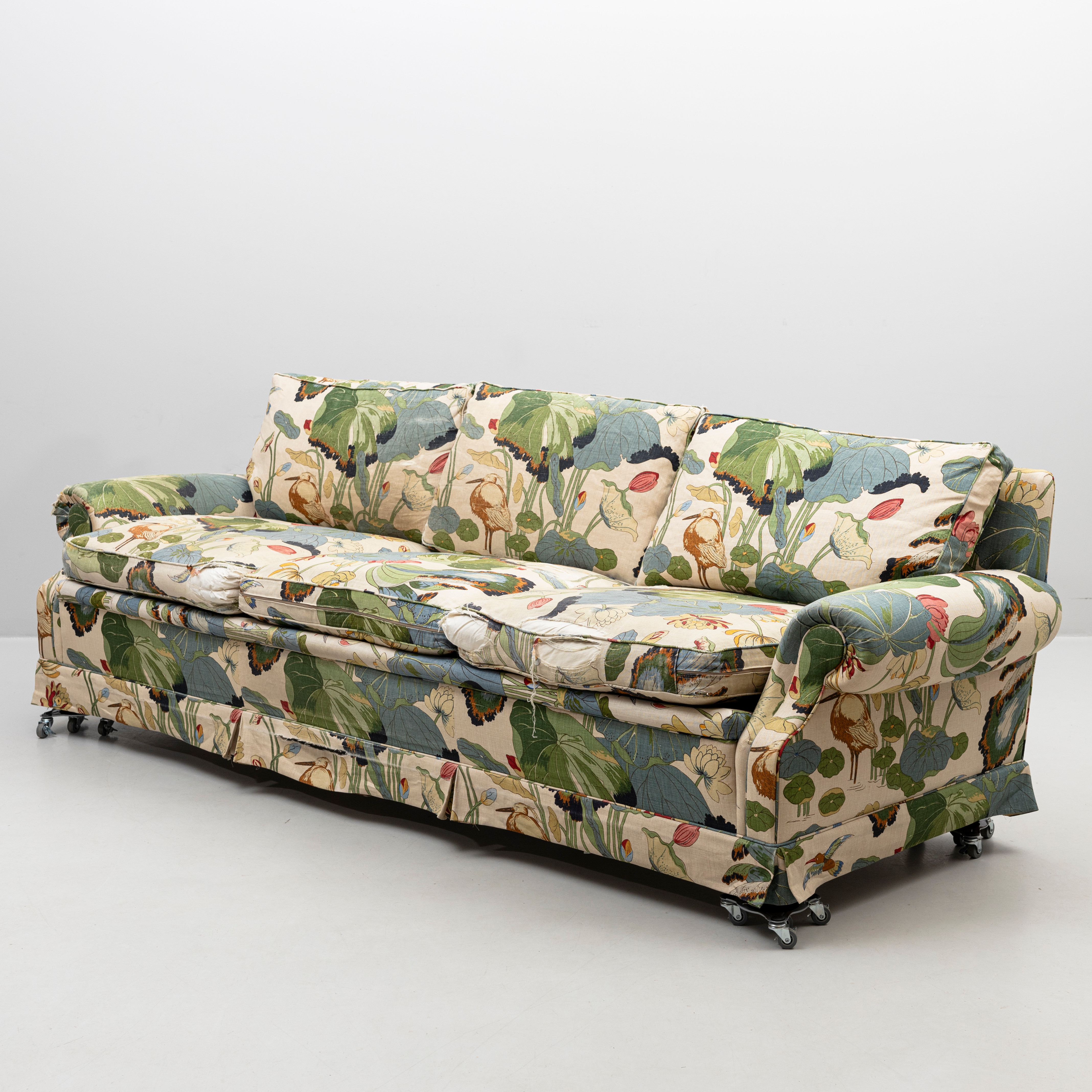 NORELL, "Plaza", soffa, klädsel i JP Bakers mönster "Lotus", lösa plymåer.