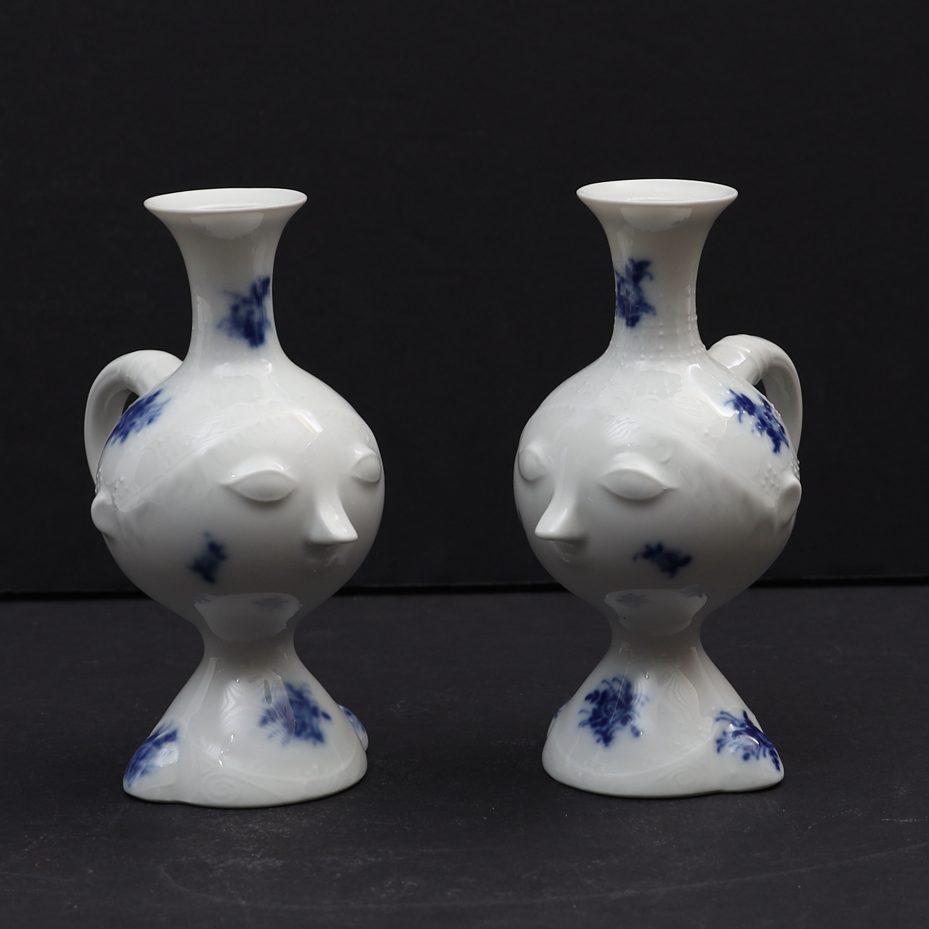 BJÖRN WINBLAD. Ljusstakar ett par, Rosenthal, med blå blomdekor.