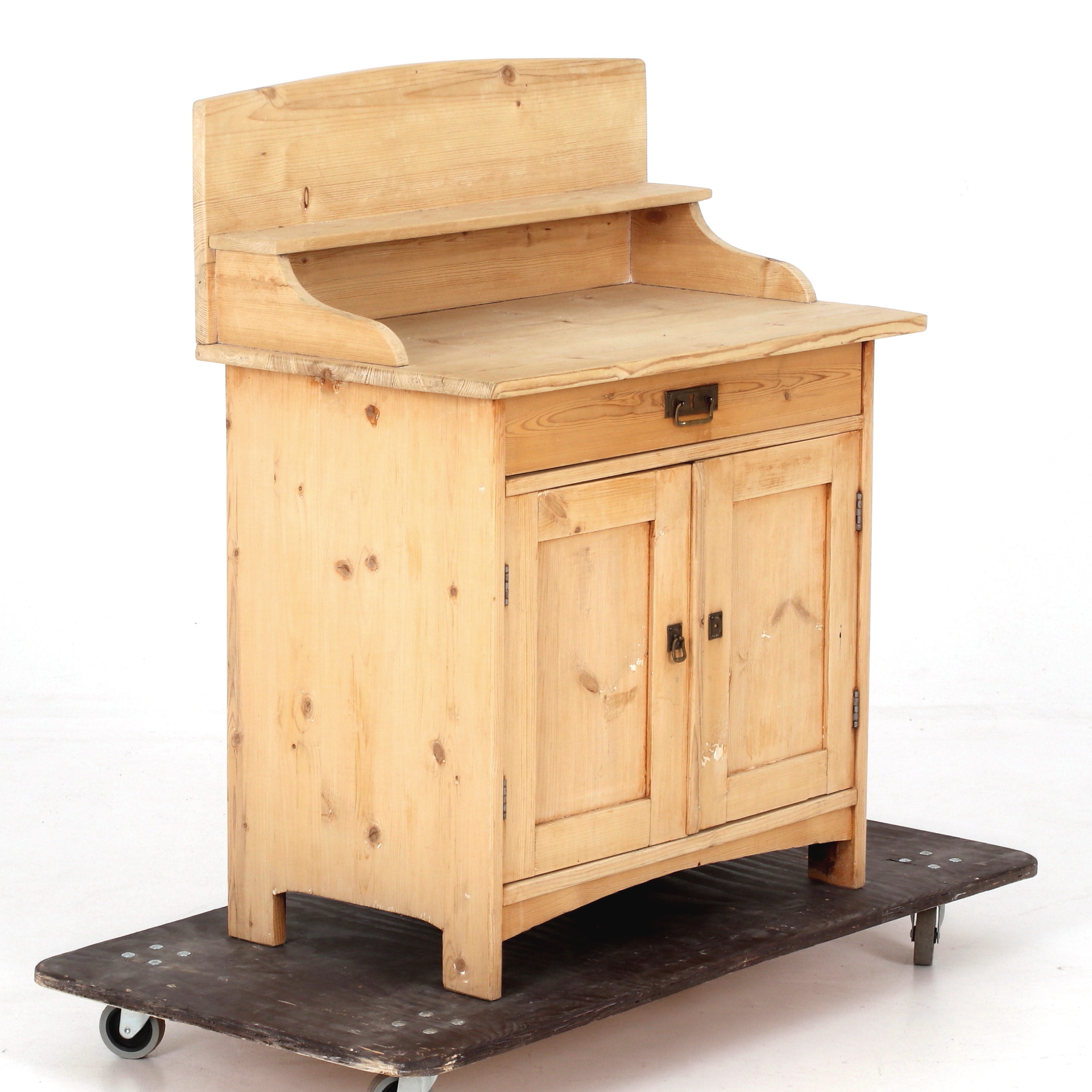 KOMMOD, furu, 1900-talets början.