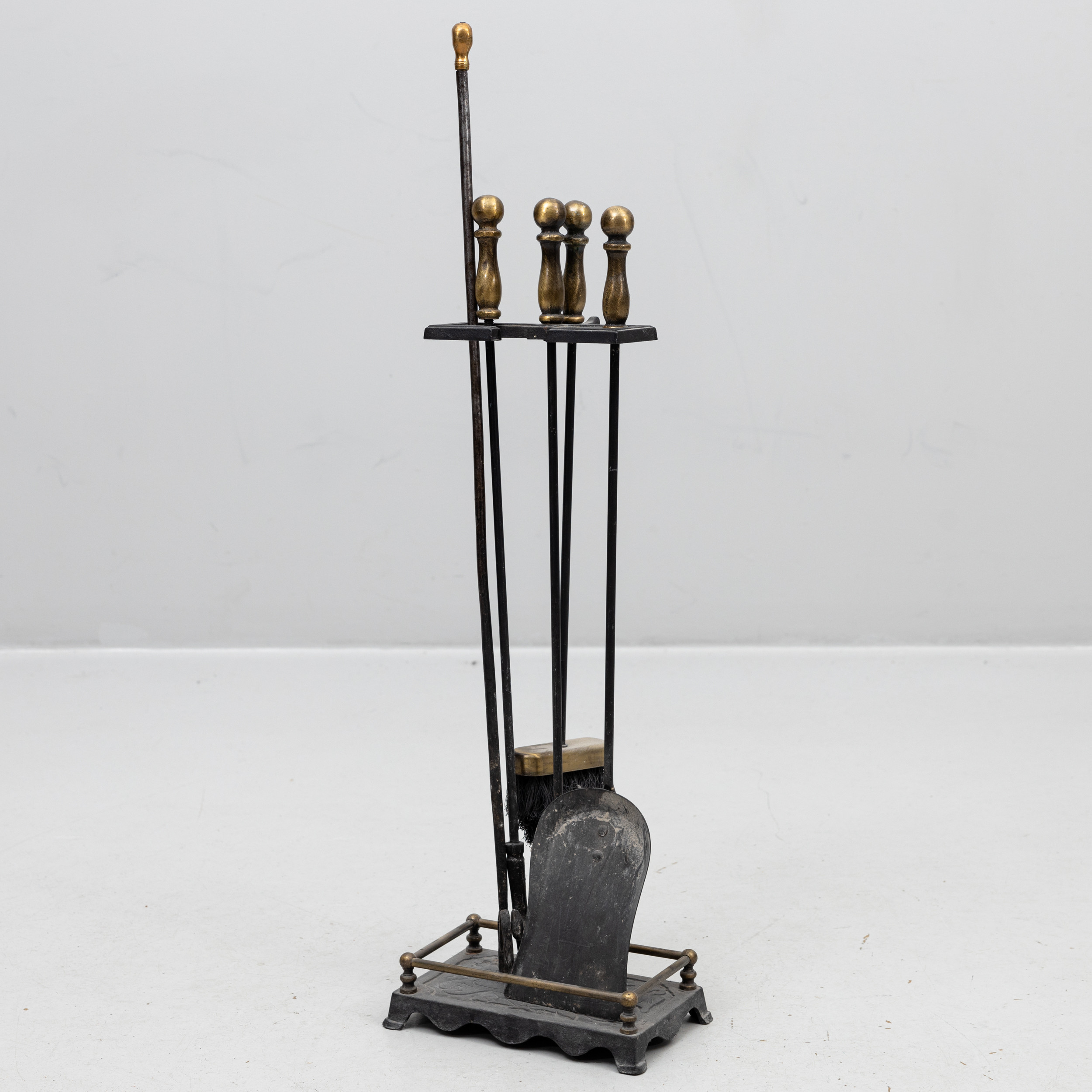 BRASGARNITYR, med 4 delar, metall, 1900-talets första hälft.