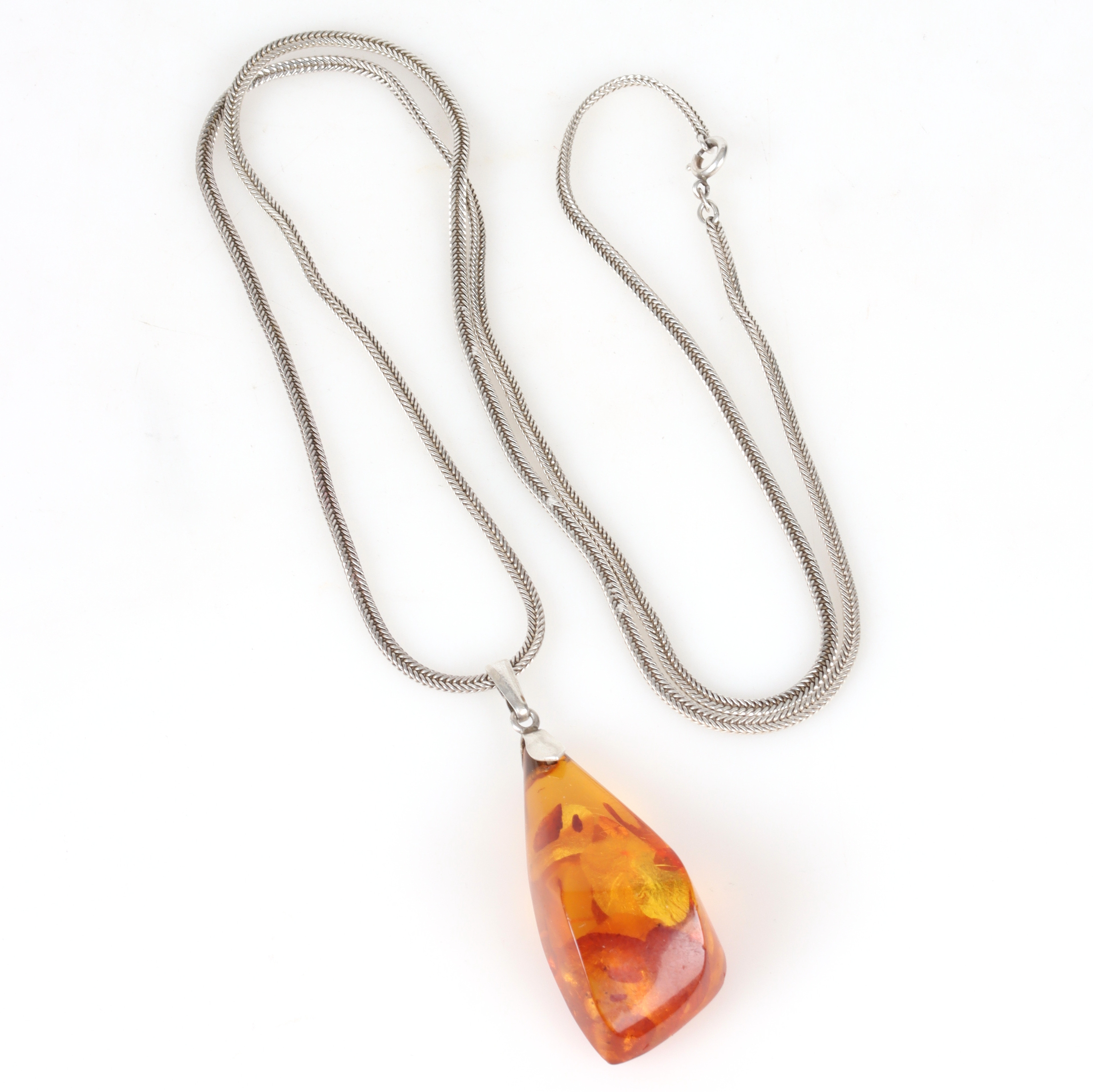 COLLIER, silver med bärnsten, 1900-talets andra hälft.