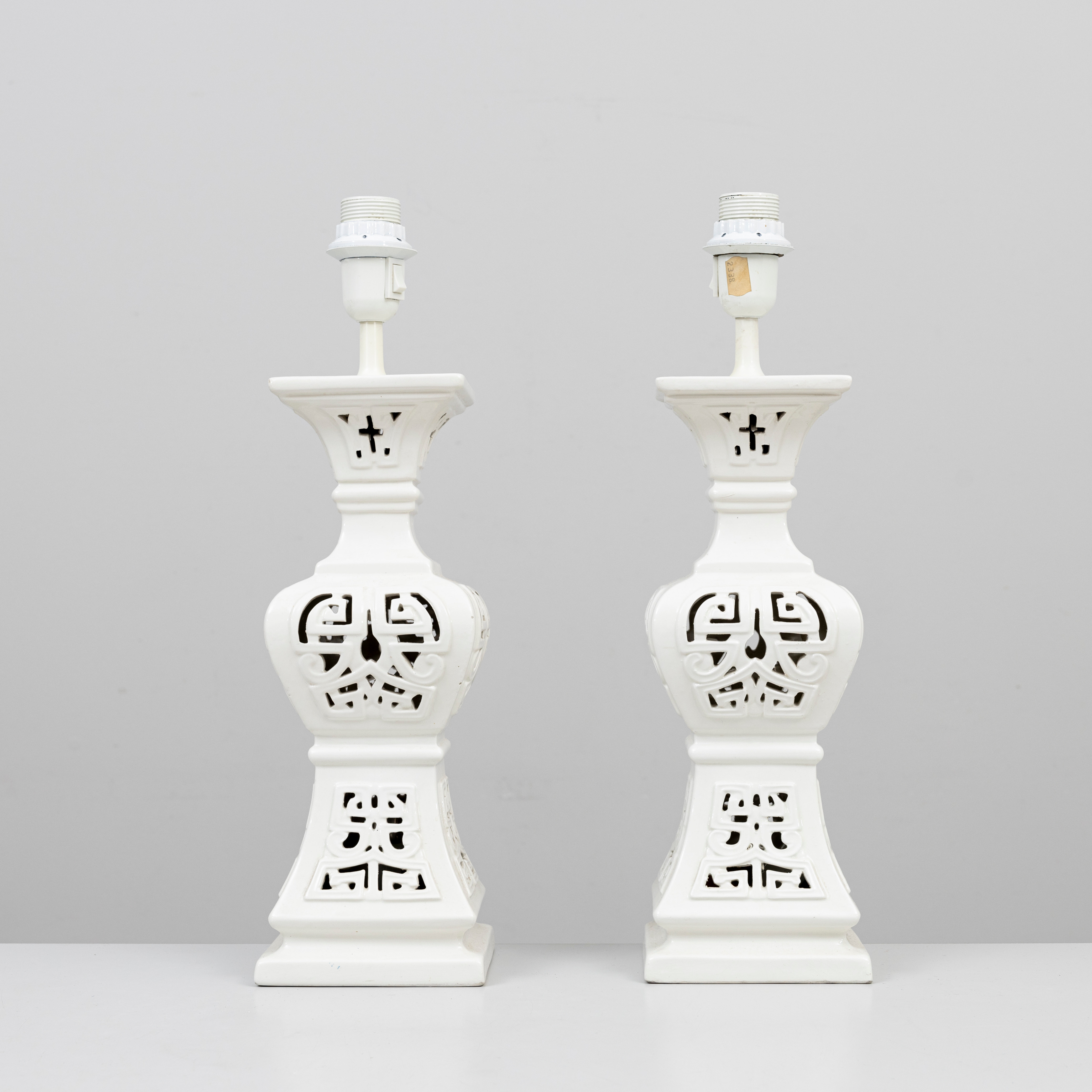 BORDSLAMPOR, 1 par, genombruten dekor, porslin, Italien, 1900-talets andra hälft.