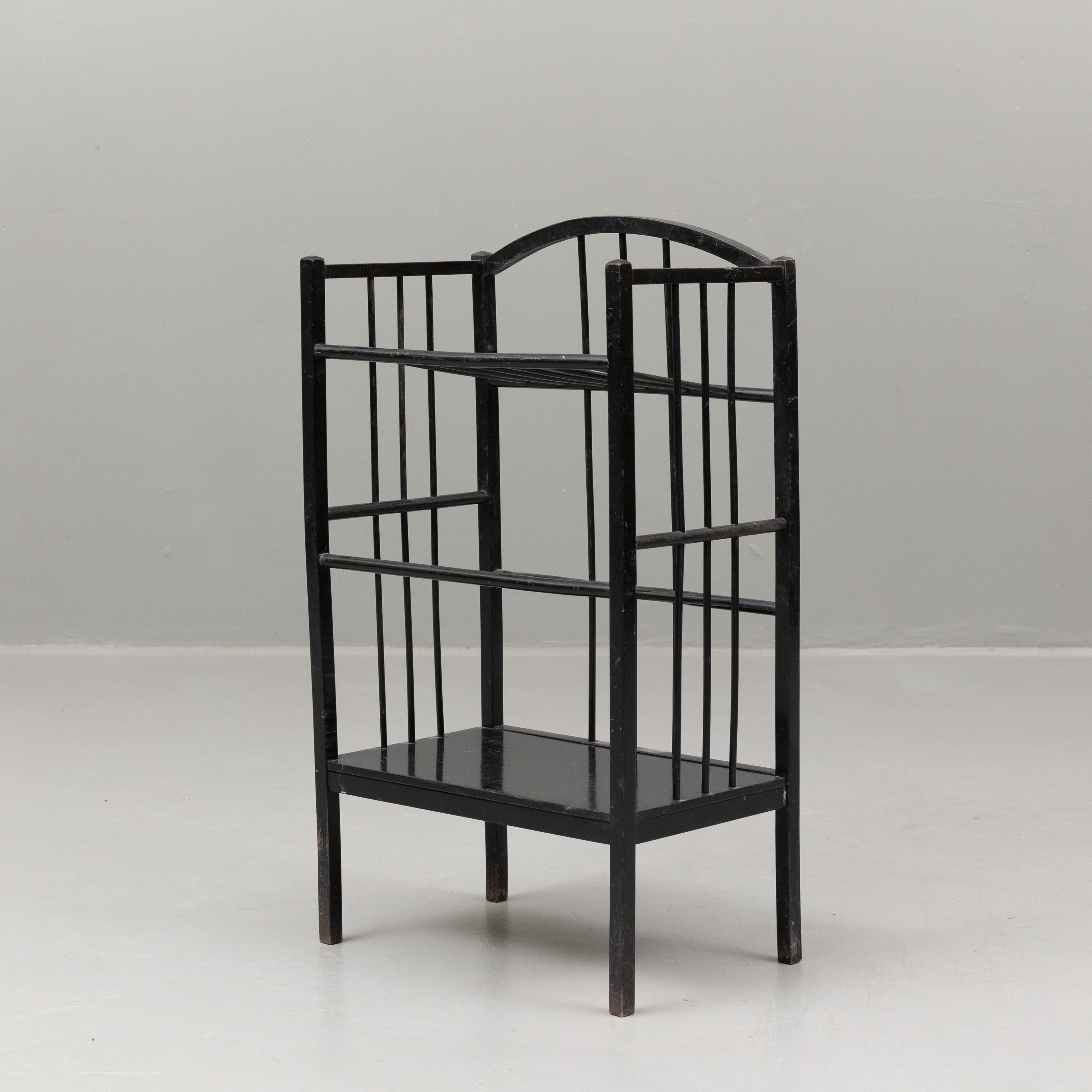 TIDNINGSSTÄLL, bemålad trä, 1900-tal.